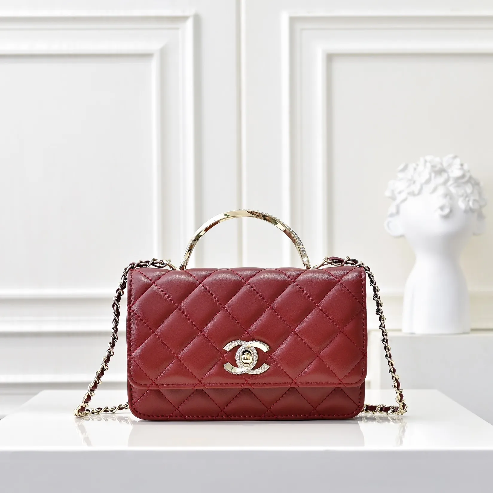 💰440￥👑CHANEL2024K new autumn and winter sheepskin metal rhinestone handle woc is really beautiful, can be carried by hand🉑️crossbody. I fell in love with the handle design as soon as I saw it. The design is so exquisite, the rhinestones are sparkling! ! ! ! Size: 19x12cm, style number: 1215