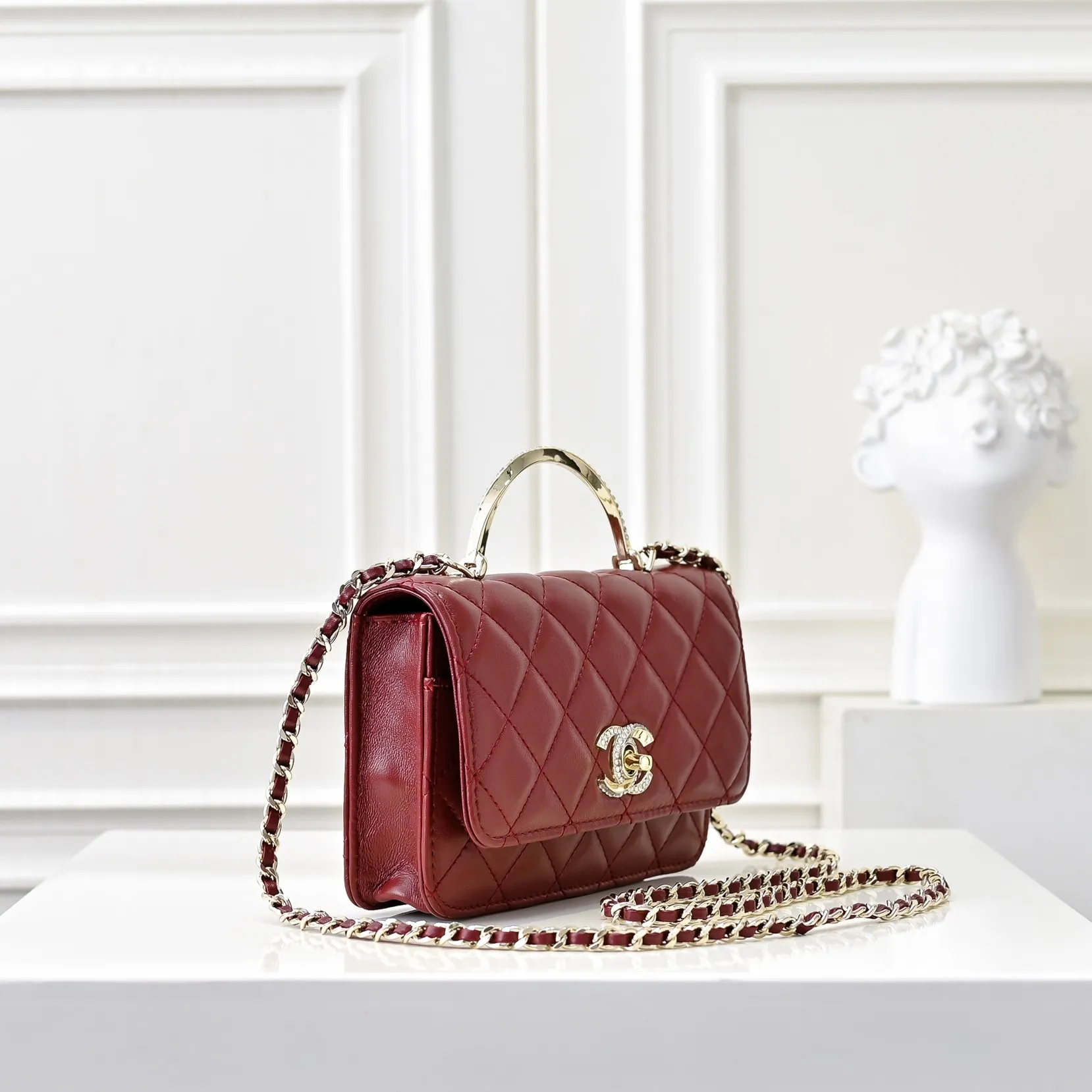 💰440￥👑CHANEL2024K new autumn and winter sheepskin metal rhinestone handle woc is really beautiful, can be carried by hand🉑️crossbody. I fell in love with the handle design as soon as I saw it. The design is so exquisite, the rhinestones are sparkling! ! ! ! Size: 19x12cm, style number: 1215