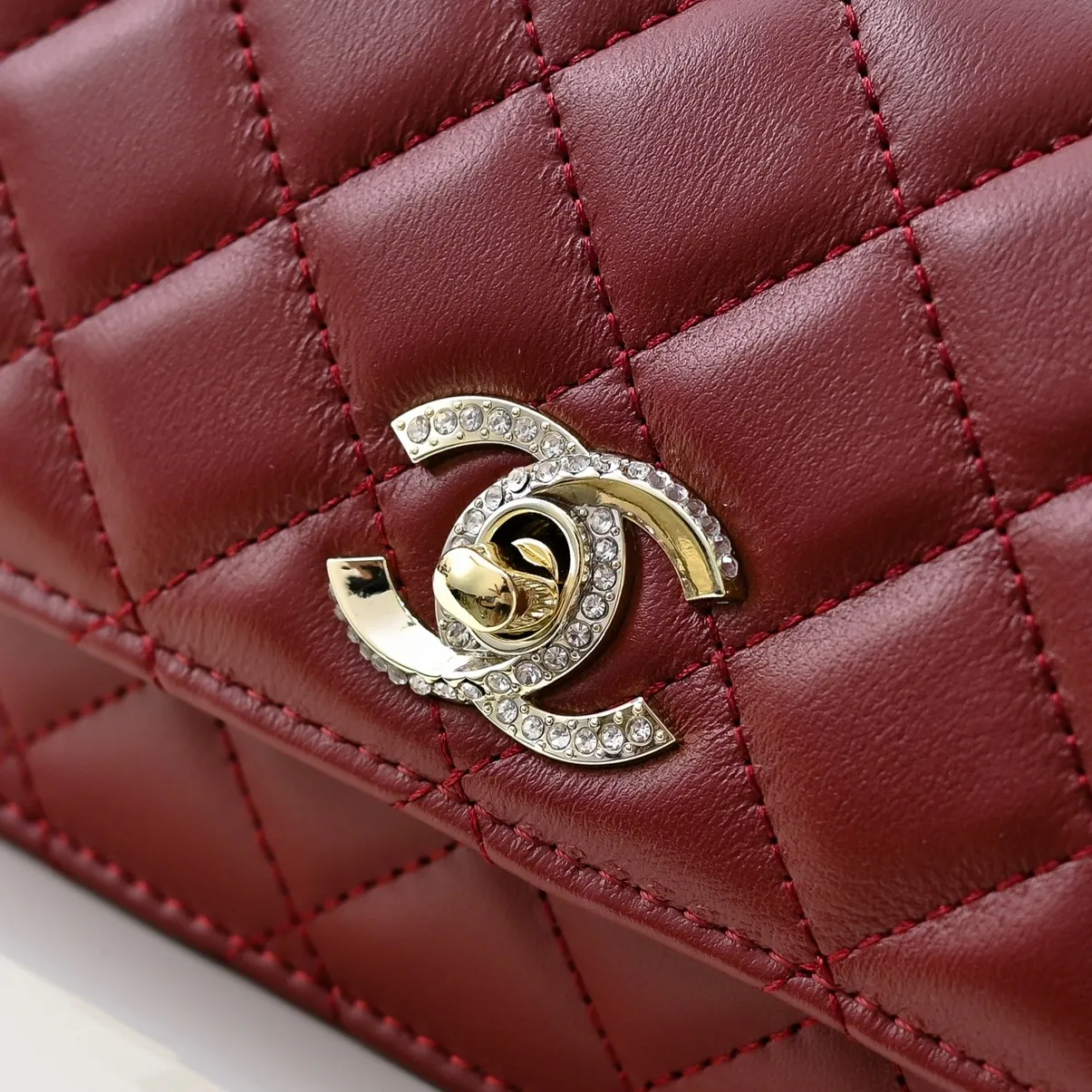 💰440￥👑CHANEL2024K new autumn and winter sheepskin metal rhinestone handle woc is really beautiful, can be carried by hand🉑️crossbody. I fell in love with the handle design as soon as I saw it. The design is so exquisite, the rhinestones are sparkling! ! ! ! Size: 19x12cm, style number: 1215