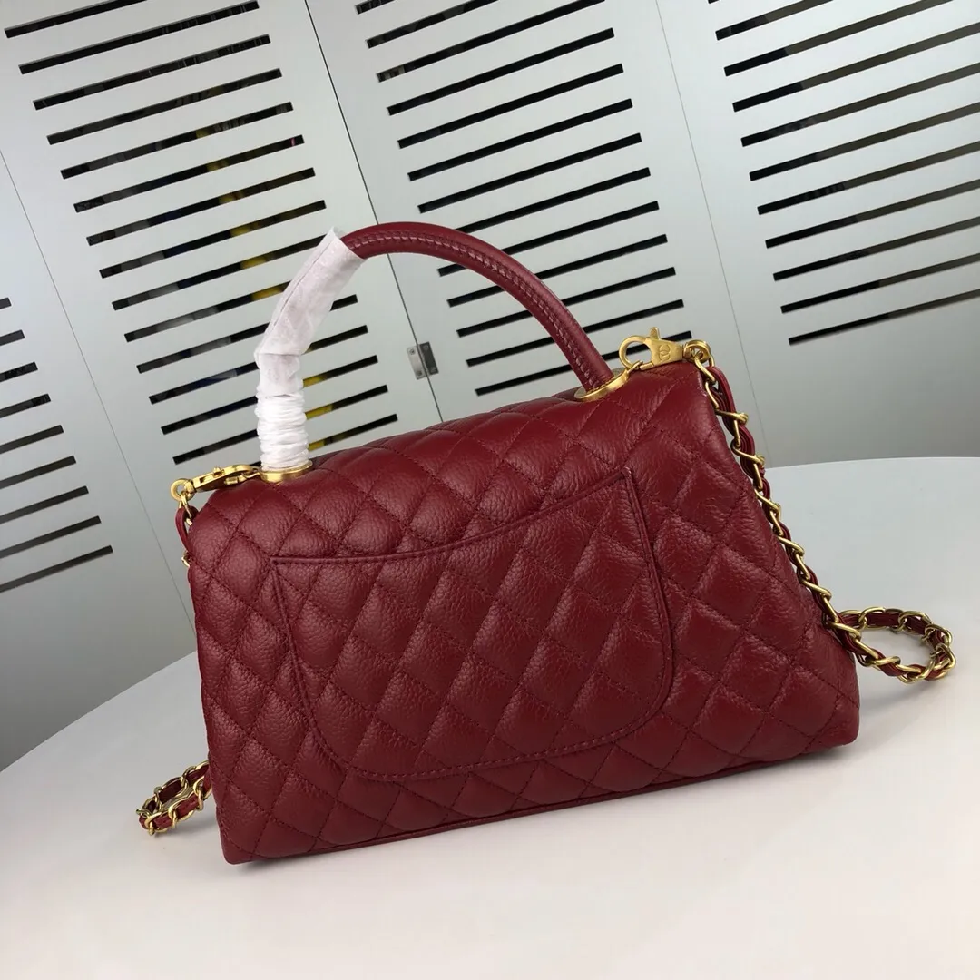 💰440￥Large maroon Chanel💥Uniquely designed buckle flap bag that can be used as a shoulder or hand carry🙌Purchased imported first-layer cowhide🐂Pebbled grainⓂ️Unique material with upgraded version of fully imported gilt hardware💍💍💍 Top masters😜Purely handcrafted and meticulously crafted😏You are dressed up with a high-end [Chanel] to make you graceful and radiant💃Forever fashionable Style number: 92992, size: 28*17*9,