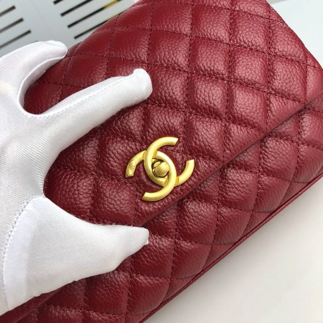 💰440￥Large maroon Chanel💥Uniquely designed buckle flap bag that can be used as a shoulder or hand carry🙌Purchased imported first-layer cowhide🐂Pebbled grainⓂ️Unique material with upgraded version of fully imported gilt hardware💍💍💍 Top masters😜Purely handcrafted and meticulously crafted😏You are dressed up with a high-end [Chanel] to make you graceful and radiant💃Forever fashionable Style number: 92992, size: 28*17*9,