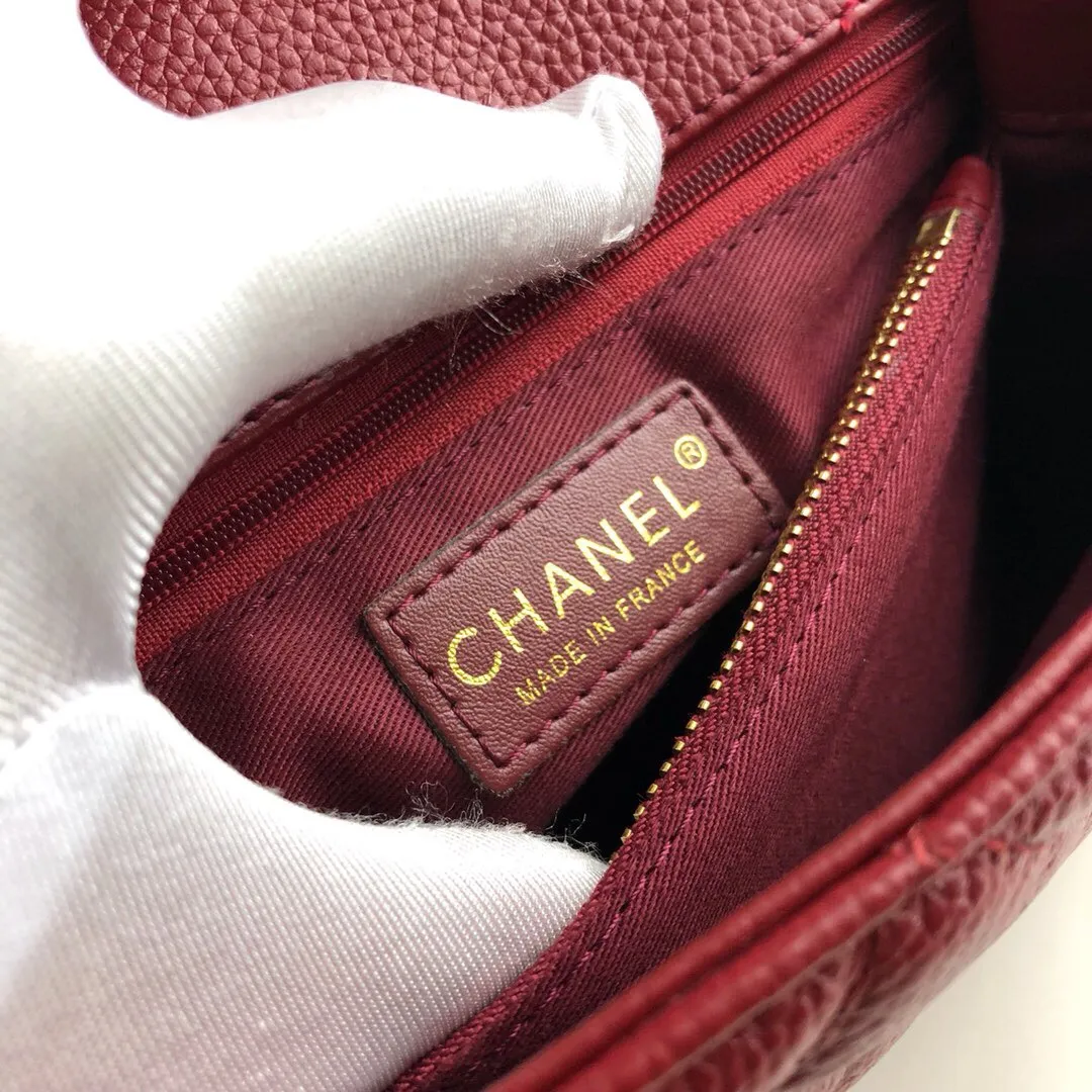 💰440￥Large maroon Chanel💥Uniquely designed buckle flap bag that can be used as a shoulder or hand carry🙌Purchased imported first-layer cowhide🐂Pebbled grainⓂ️Unique material with upgraded version of fully imported gilt hardware💍💍💍 Top masters😜Purely handcrafted and meticulously crafted😏You are dressed up with a high-end [Chanel] to make you graceful and radiant💃Forever fashionable Style number: 92992, size: 28*17*9,
