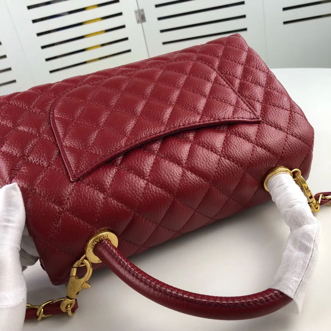 💰440￥Large maroon Chanel💥Uniquely designed buckle flap bag that can be used as a shoulder or hand carry🙌Purchased imported first-layer cowhide🐂Pebbled grainⓂ️Unique material with upgraded version of fully imported gilt hardware💍💍💍 Top masters😜Purely handcrafted and meticulously crafted😏You are dressed up with a high-end [Chanel] to make you graceful and radiant💃Forever fashionable Style number: 92992, size: 28*17*9,
