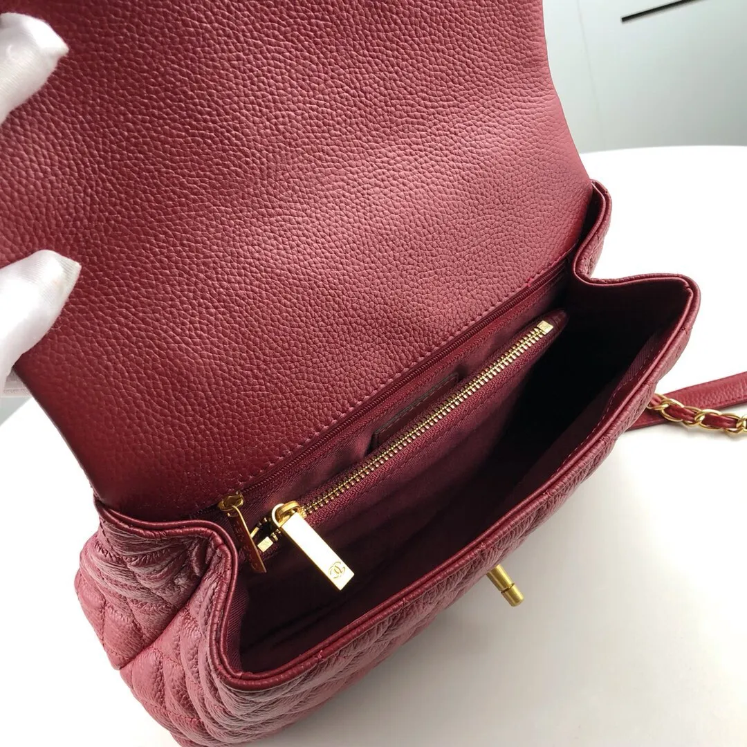 💰440￥Large maroon Chanel💥Uniquely designed buckle flap bag that can be used as a shoulder or hand carry🙌Purchased imported first-layer cowhide🐂Pebbled grainⓂ️Unique material with upgraded version of fully imported gilt hardware💍💍💍 Top masters😜Purely handcrafted and meticulously crafted😏You are dressed up with a high-end [Chanel] to make you graceful and radiant💃Forever fashionable Style number: 92992, size: 28*17*9,
