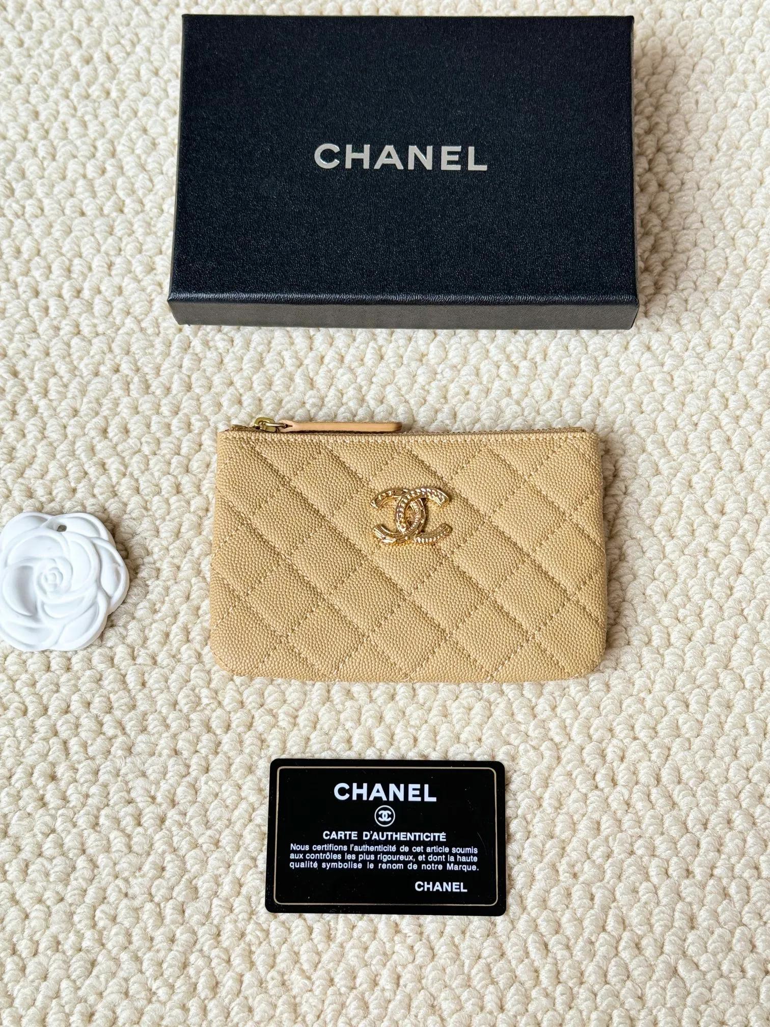 💰130 CHANEL 22k embossed lgo large double C hardware, fresh design, exquisite replica flavor, very beautiful, official website 2023 latest 🆕Card holder. Caviar medium ball grain cowhide is anti-scratch, super glossy. It is troublesome to carry a bag that is too big in summer. It is suitable for putting in a mini bag, and it is convenient to put in your pocket😍 The bag has a zipper, super practical, you can also put cards, change, coins, keys inside! Style number: 82365 Size: 15*8.5 Color: ball pattern gold,