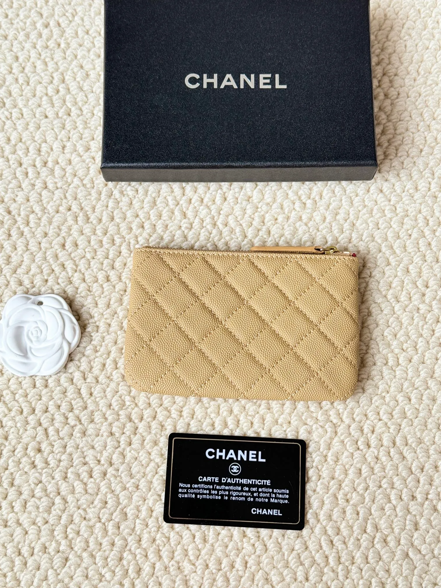 💰130 CHANEL 22k embossed lgo large double C hardware, fresh design, exquisite replica flavor, very beautiful, official website 2023 latest 🆕Card holder. Caviar medium ball grain cowhide is anti-scratch, super glossy. It is troublesome to carry a bag that is too big in summer. It is suitable for putting in a mini bag, and it is convenient to put in your pocket😍 The bag has a zipper, super practical, you can also put cards, change, coins, keys inside! Style number: 82365 Size: 15*8.5 Color: ball pattern gold,