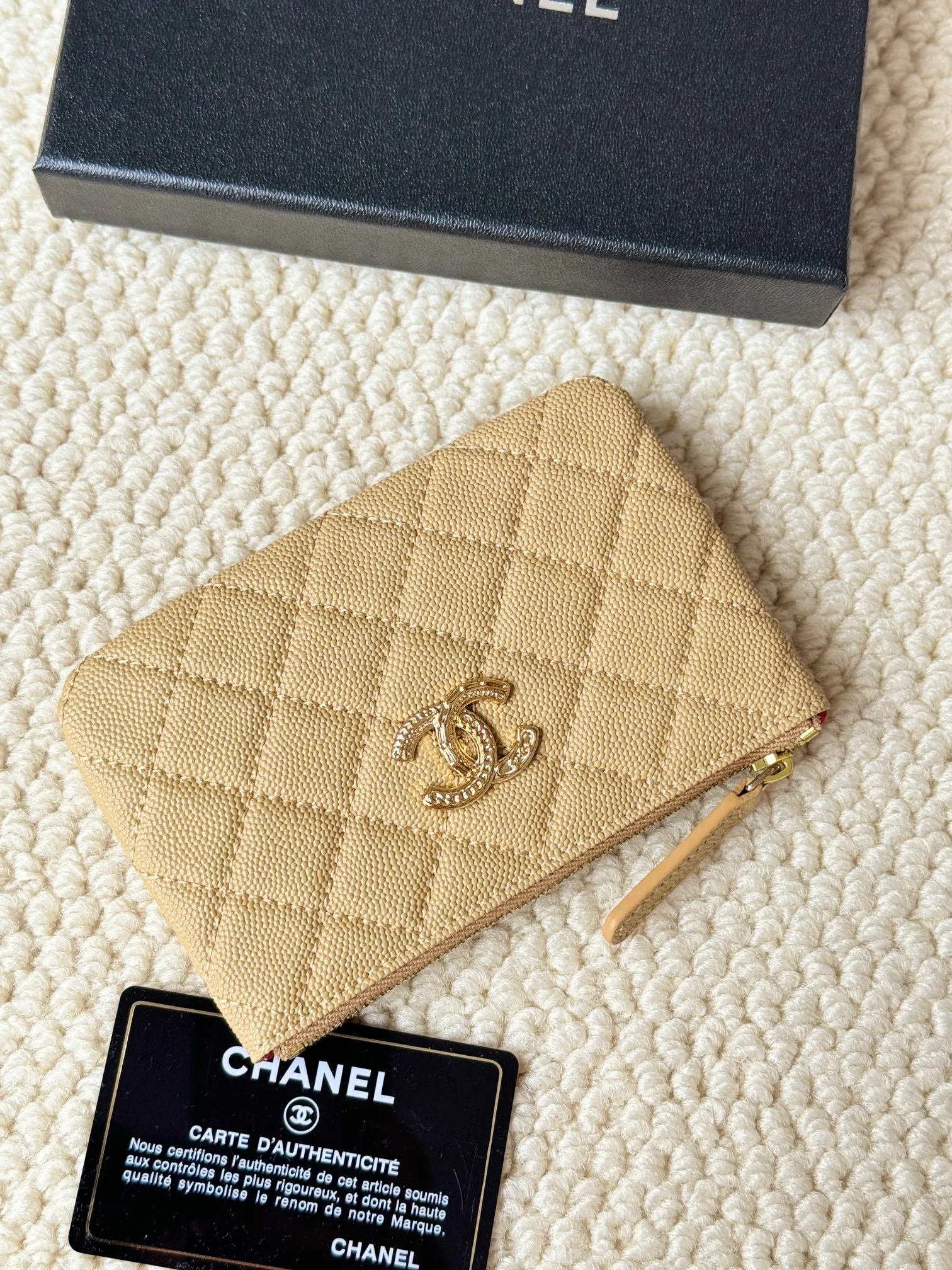 💰130 CHANEL 22k embossed lgo large double C hardware, fresh design, exquisite replica flavor, very beautiful, official website 2023 latest 🆕Card holder. Caviar medium ball grain cowhide is anti-scratch, super glossy. It is troublesome to carry a bag that is too big in summer. It is suitable for putting in a mini bag, and it is convenient to put in your pocket😍 The bag has a zipper, super practical, you can also put cards, change, coins, keys inside! Style number: 82365 Size: 15*8.5 Color: ball pattern gold,