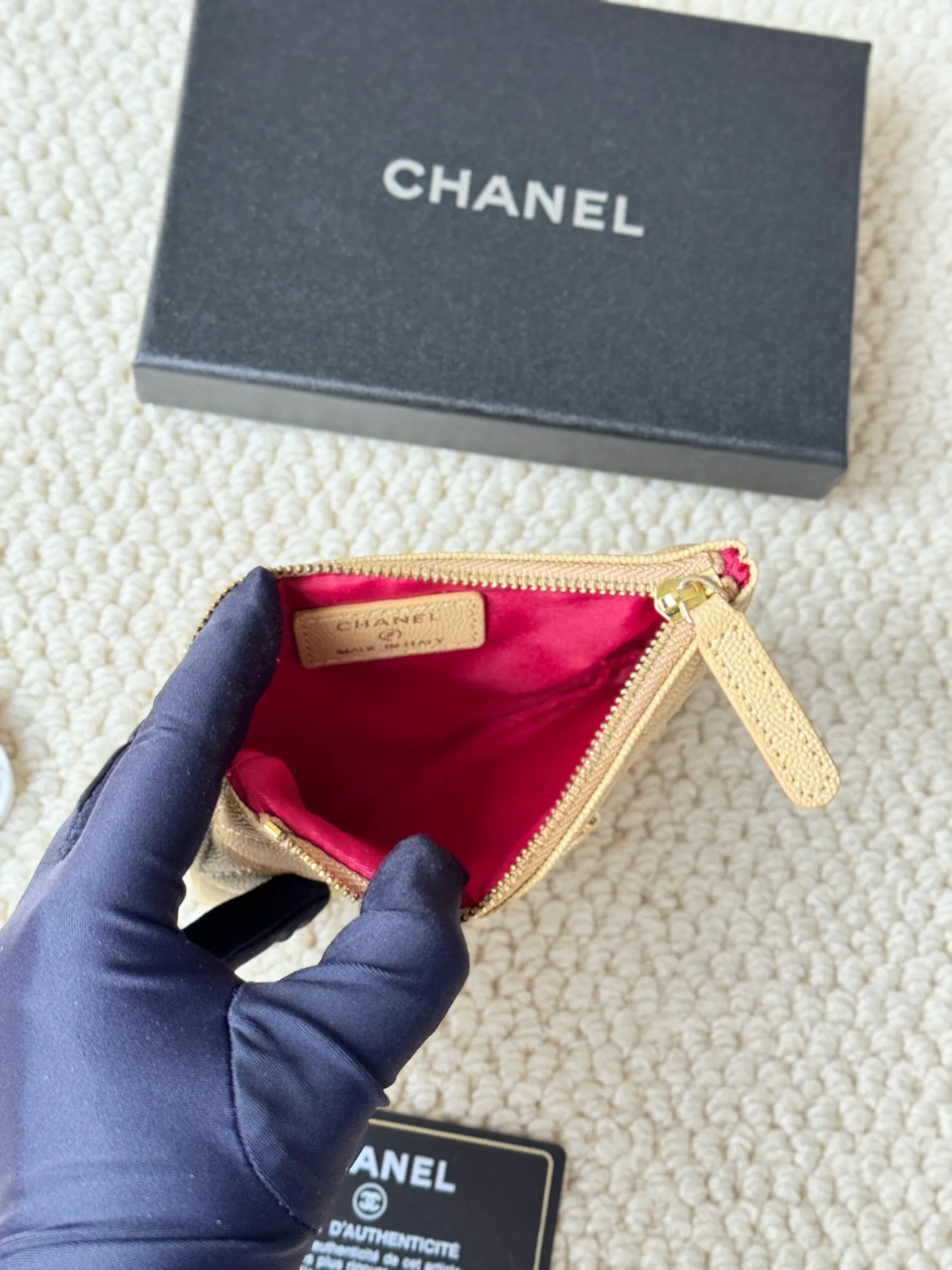 💰130 CHANEL 22k embossed lgo large double C hardware, fresh design, exquisite replica flavor, very beautiful, official website 2023 latest 🆕Card holder. Caviar medium ball grain cowhide is anti-scratch, super glossy. It is troublesome to carry a bag that is too big in summer. It is suitable for putting in a mini bag, and it is convenient to put in your pocket😍 The bag has a zipper, super practical, you can also put cards, change, coins, keys inside! Style number: 82365 Size: 15*8.5 Color: ball pattern gold,