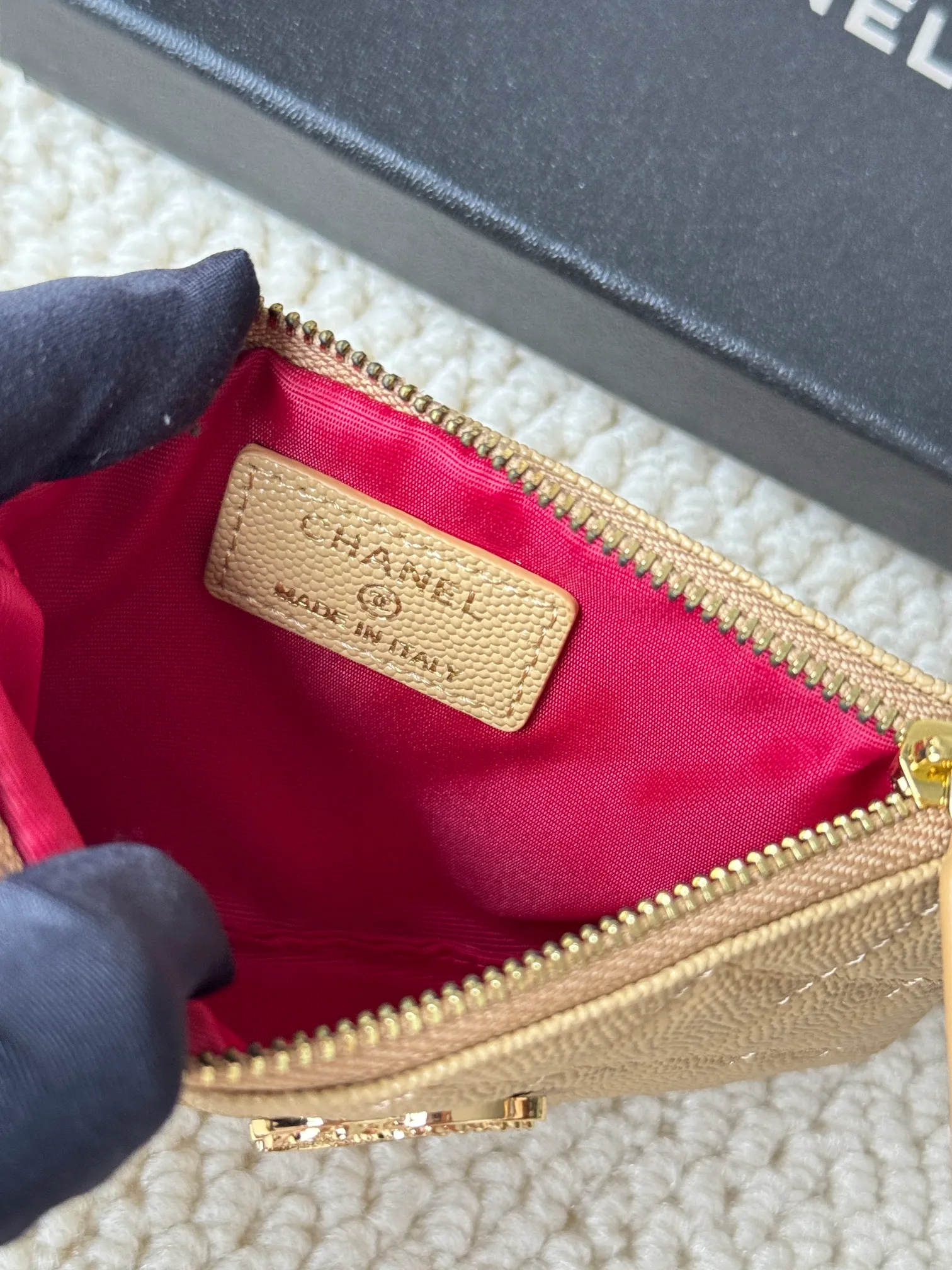 💰130 CHANEL 22k embossed lgo large double C hardware, fresh design, exquisite replica flavor, very beautiful, official website 2023 latest 🆕Card holder. Caviar medium ball grain cowhide is anti-scratch, super glossy. It is troublesome to carry a bag that is too big in summer. It is suitable for putting in a mini bag, and it is convenient to put in your pocket😍 The bag has a zipper, super practical, you can also put cards, change, coins, keys inside! Style number: 82365 Size: 15*8.5 Color: ball pattern gold,