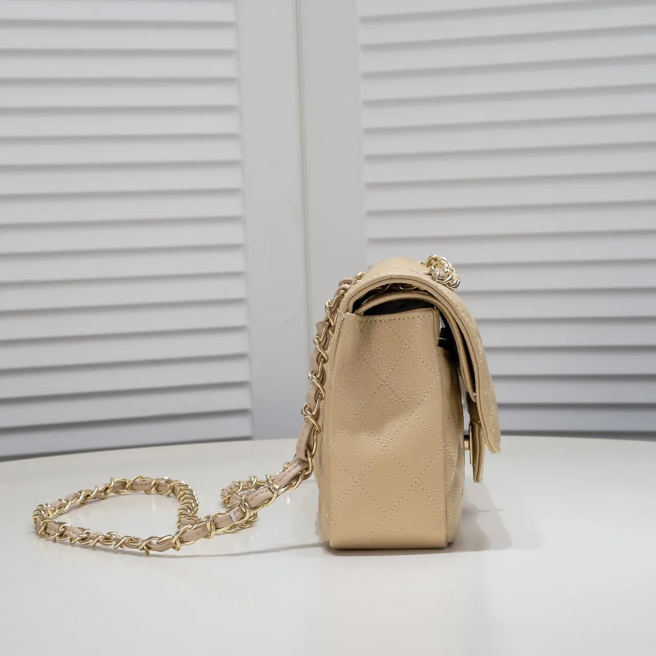 💰400￥Apricot Chanel,...Palace-level poison👏...Original overseas factory CF2.55...😱 Absolutely the top-notch caviar ball-grain cowhide you have never seen...✨Real K gold➰Gold buckle✨👑 The line spacing is perfectly consistent. The side of the bag is perfectly streamlined👏..It must have such a texture to be perfect💋 Follow the 9-pin diamond pattern. The flip cover is smooth and seamless ☑️ Strong visual three-dimensional effect 🔱 The diamond pattern is full and delicate 💑 It is super smooth, soft and comfortable to use 👒 CF is a must-have for girls. Size: 25.5*16*6.5cm. Style number: 1112 ball pattern