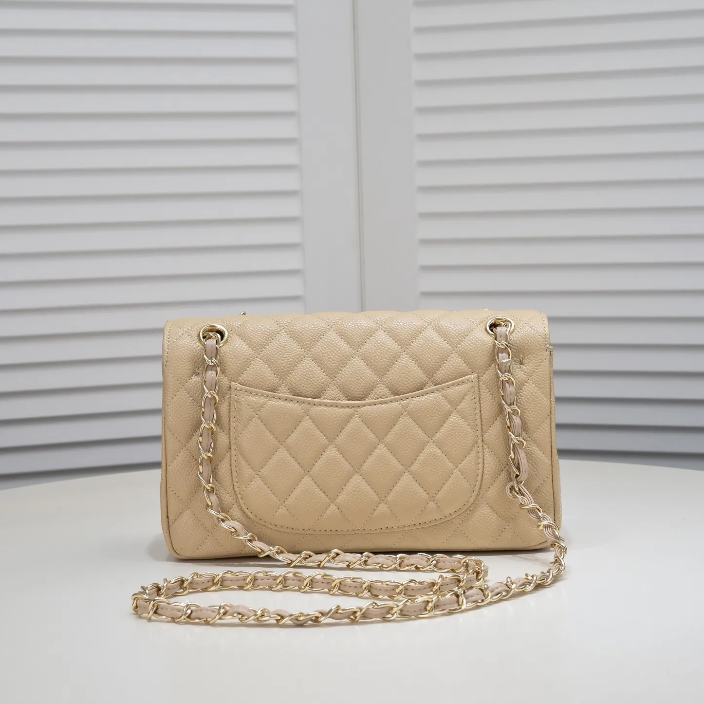 💰400￥Apricot Chanel,...Palace-level poison👏...Original overseas factory CF2.55...😱 Absolutely the top-notch caviar ball-grain cowhide you have never seen...✨Real K gold➰Gold buckle✨👑 The line spacing is perfectly consistent. The side of the bag is perfectly streamlined👏..It must have such a texture to be perfect💋 Follow the 9-pin diamond pattern. The flip cover is smooth and seamless ☑️ Strong visual three-dimensional effect 🔱 The diamond pattern is full and delicate 💑 It is super smooth, soft and comfortable to use 👒 CF is a must-have for girls. Size: 25.5*16*6.5cm. Style number: 1112 ball pattern