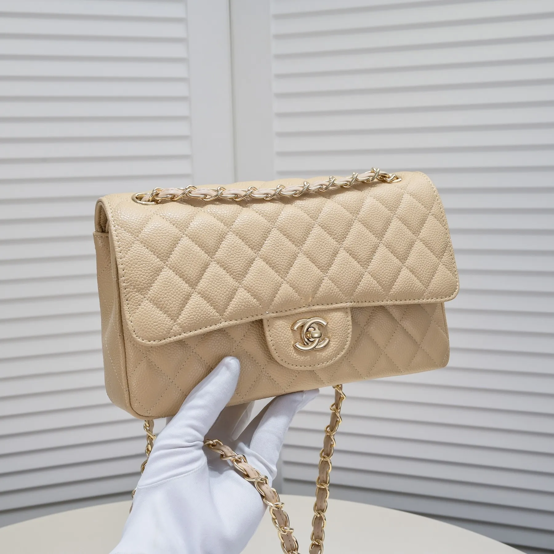 💰400￥Apricot Chanel,...Palace-level poison👏...Original overseas factory CF2.55...😱 Absolutely the top-notch caviar ball-grain cowhide you have never seen...✨Real K gold➰Gold buckle✨👑 The line spacing is perfectly consistent. The side of the bag is perfectly streamlined👏..It must have such a texture to be perfect💋 Follow the 9-pin diamond pattern. The flip cover is smooth and seamless ☑️ Strong visual three-dimensional effect 🔱 The diamond pattern is full and delicate 💑 It is super smooth, soft and comfortable to use 👒 CF is a must-have for girls. Size: 25.5*16*6.5cm. Style number: 1112 ball pattern