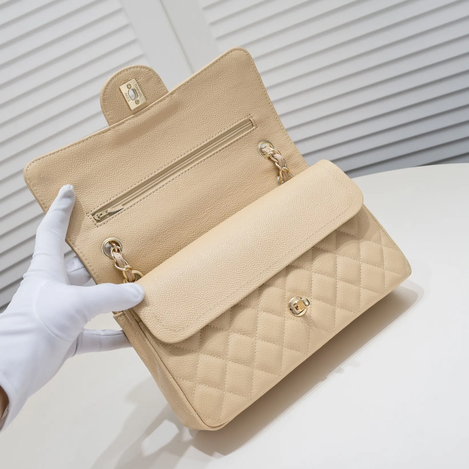 💰400￥Apricot Chanel,...Palace-level poison👏...Original overseas factory CF2.55...😱 Absolutely the top-notch caviar ball-grain cowhide you have never seen...✨Real K gold➰Gold buckle✨👑 The line spacing is perfectly consistent. The side of the bag is perfectly streamlined👏..It must have such a texture to be perfect💋 Follow the 9-pin diamond pattern. The flip cover is smooth and seamless ☑️ Strong visual three-dimensional effect 🔱 The diamond pattern is full and delicate 💑 It is super smooth, soft and comfortable to use 👒 CF is a must-have for girls. Size: 25.5*16*6.5cm. Style number: 1112 ball pattern