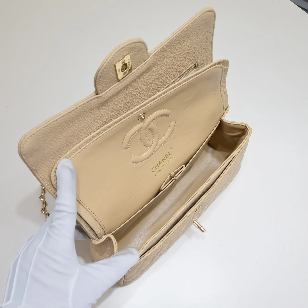 💰400￥Apricot Chanel,...Palace-level poison👏...Original overseas factory CF2.55...😱 Absolutely the top-notch caviar ball-grain cowhide you have never seen...✨Real K gold➰Gold buckle✨👑 The line spacing is perfectly consistent. The side of the bag is perfectly streamlined👏..It must have such a texture to be perfect💋 Follow the 9-pin diamond pattern. The flip cover is smooth and seamless ☑️ Strong visual three-dimensional effect 🔱 The diamond pattern is full and delicate 💑 It is super smooth, soft and comfortable to use 👒 CF is a must-have for girls. Size: 25.5*16*6.5cm. Style number: 1112 ball pattern