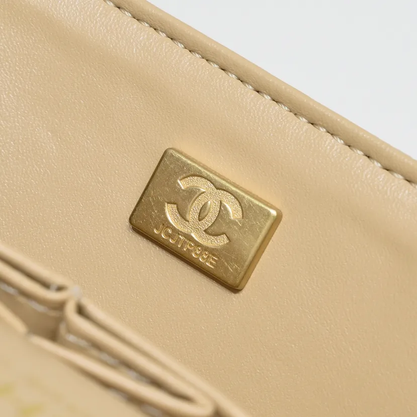 💰400￥Apricot Chanel,...Palace-level poison👏...Original overseas factory CF2.55...😱 Absolutely the top-notch caviar ball-grain cowhide you have never seen...✨Real K gold➰Gold buckle✨👑 The line spacing is perfectly consistent. The side of the bag is perfectly streamlined👏..It must have such a texture to be perfect💋 Follow the 9-pin diamond pattern. The flip cover is smooth and seamless ☑️ Strong visual three-dimensional effect 🔱 The diamond pattern is full and delicate 💑 It is super smooth, soft and comfortable to use 👒 CF is a must-have for girls. Size: 25.5*16*6.5cm. Style number: 1112 ball pattern