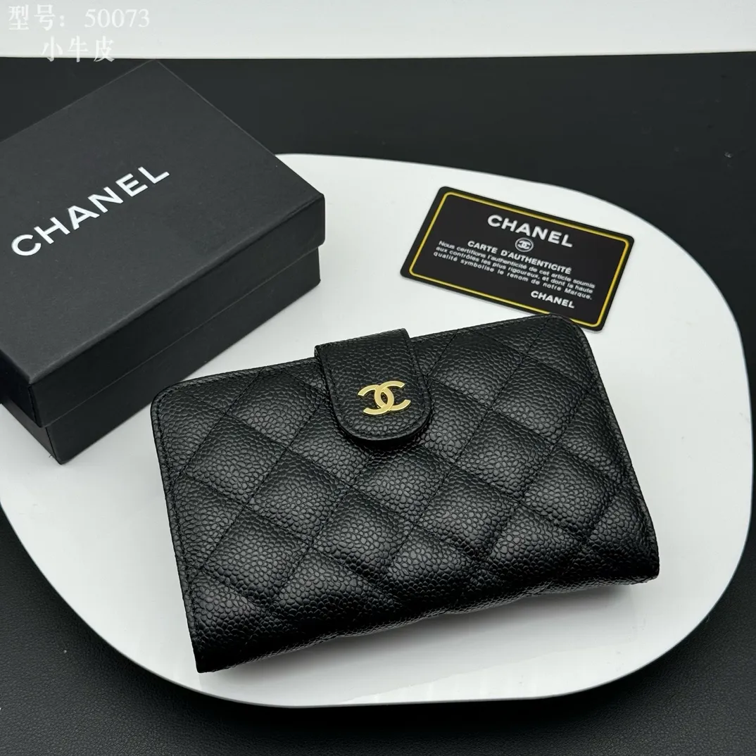 💰210 💎Top quality box 𝑪𝑯𝑨𝑵𝑬𝑳Chanel Caviar/Black Gold 💌 Full cowhide inside and outside Chanel counters The new medium wallet is made of imported caviar cowhide and is made with precision. The exquisite original iconic logo is eye-catching and makes girls irresistible! It has 5 card slots, a zipper bag, large-capacity cash slot, multiple compartments, and the perfect size. Whether it is placed in a large bag or a small bag or held in the palm of your hand, it is eye-catching and hard to put down. It is not only exquisite but also extremely practical! Size: 15x10x3cm Style number: A50073 Caviar Gold