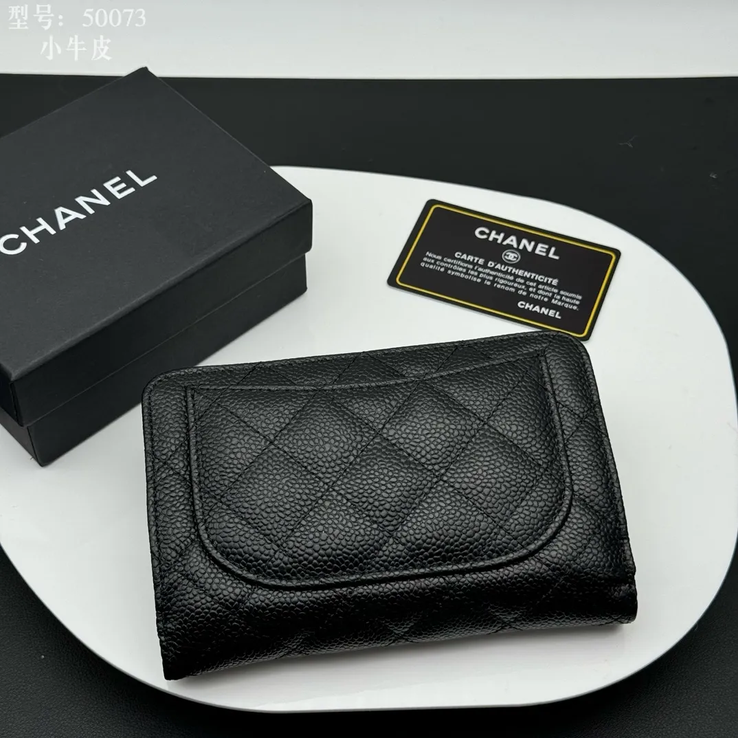 💰210 💎Top quality box 𝑪𝑯𝑨𝑵𝑬𝑳Chanel Caviar/Black Gold 💌 Full cowhide inside and outside Chanel counters The new medium wallet is made of imported caviar cowhide and is made with precision. The exquisite original iconic logo is eye-catching and makes girls irresistible! It has 5 card slots, a zipper bag, large-capacity cash slot, multiple compartments, and the perfect size. Whether it is placed in a large bag or a small bag or held in the palm of your hand, it is eye-catching and hard to put down. It is not only exquisite but also extremely practical! Size: 15x10x3cm Style number: A50073 Caviar Gold