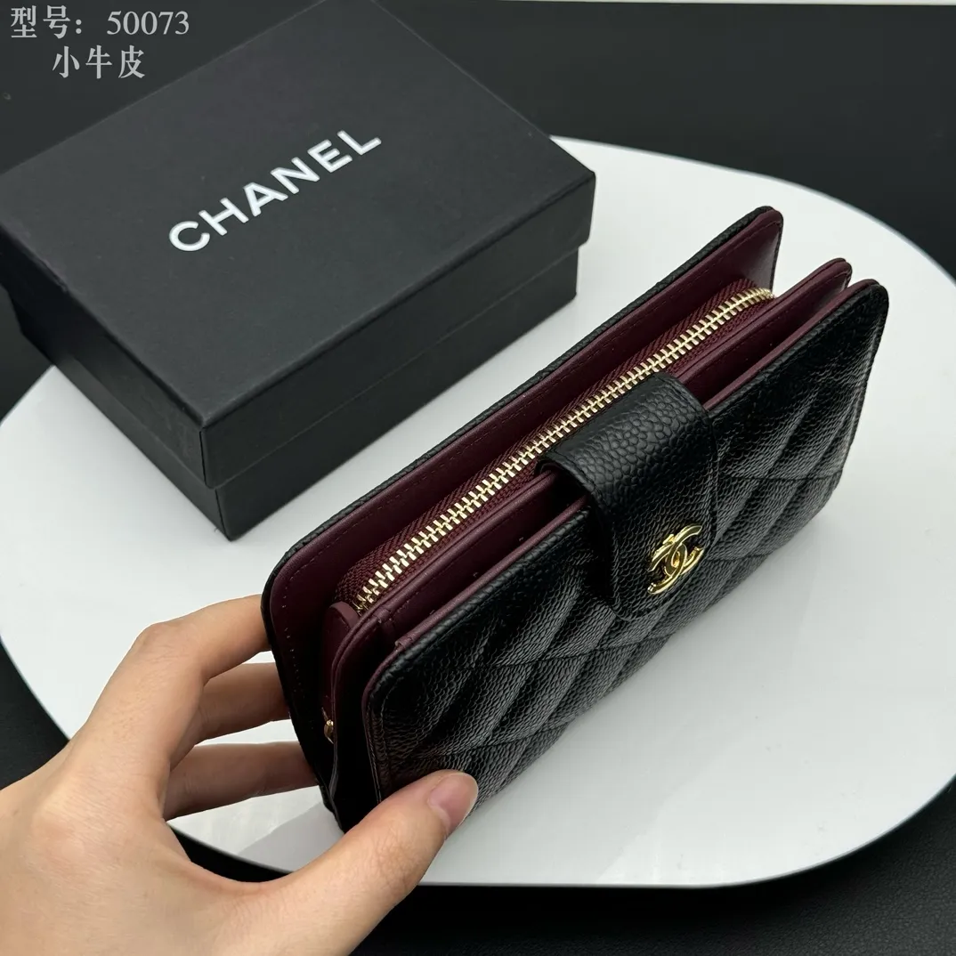 💰210 💎Top quality box 𝑪𝑯𝑨𝑵𝑬𝑳Chanel Caviar/Black Gold 💌 Full cowhide inside and outside Chanel counters The new medium wallet is made of imported caviar cowhide and is made with precision. The exquisite original iconic logo is eye-catching and makes girls irresistible! It has 5 card slots, a zipper bag, large-capacity cash slot, multiple compartments, and the perfect size. Whether it is placed in a large bag or a small bag or held in the palm of your hand, it is eye-catching and hard to put down. It is not only exquisite but also extremely practical! Size: 15x10x3cm Style number: A50073 Caviar Gold