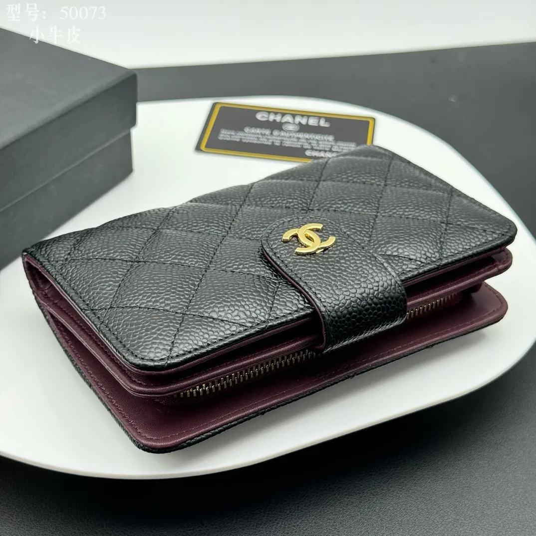 💰210 💎Top quality box 𝑪𝑯𝑨𝑵𝑬𝑳Chanel Caviar/Black Gold 💌 Full cowhide inside and outside Chanel counters The new medium wallet is made of imported caviar cowhide and is made with precision. The exquisite original iconic logo is eye-catching and makes girls irresistible! It has 5 card slots, a zipper bag, large-capacity cash slot, multiple compartments, and the perfect size. Whether it is placed in a large bag or a small bag or held in the palm of your hand, it is eye-catching and hard to put down. It is not only exquisite but also extremely practical! Size: 15x10x3cm Style number: A50073 Caviar Gold