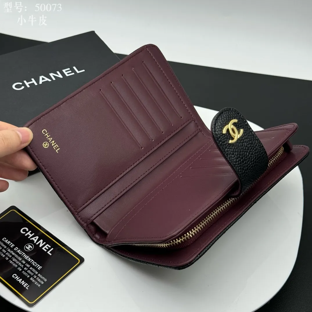 💰210 💎Top quality box 𝑪𝑯𝑨𝑵𝑬𝑳Chanel Caviar/Black Gold 💌 Full cowhide inside and outside Chanel counters The new medium wallet is made of imported caviar cowhide and is made with precision. The exquisite original iconic logo is eye-catching and makes girls irresistible! It has 5 card slots, a zipper bag, large-capacity cash slot, multiple compartments, and the perfect size. Whether it is placed in a large bag or a small bag or held in the palm of your hand, it is eye-catching and hard to put down. It is not only exquisite but also extremely practical! Size: 15x10x3cm Style number: A50073 Caviar Gold