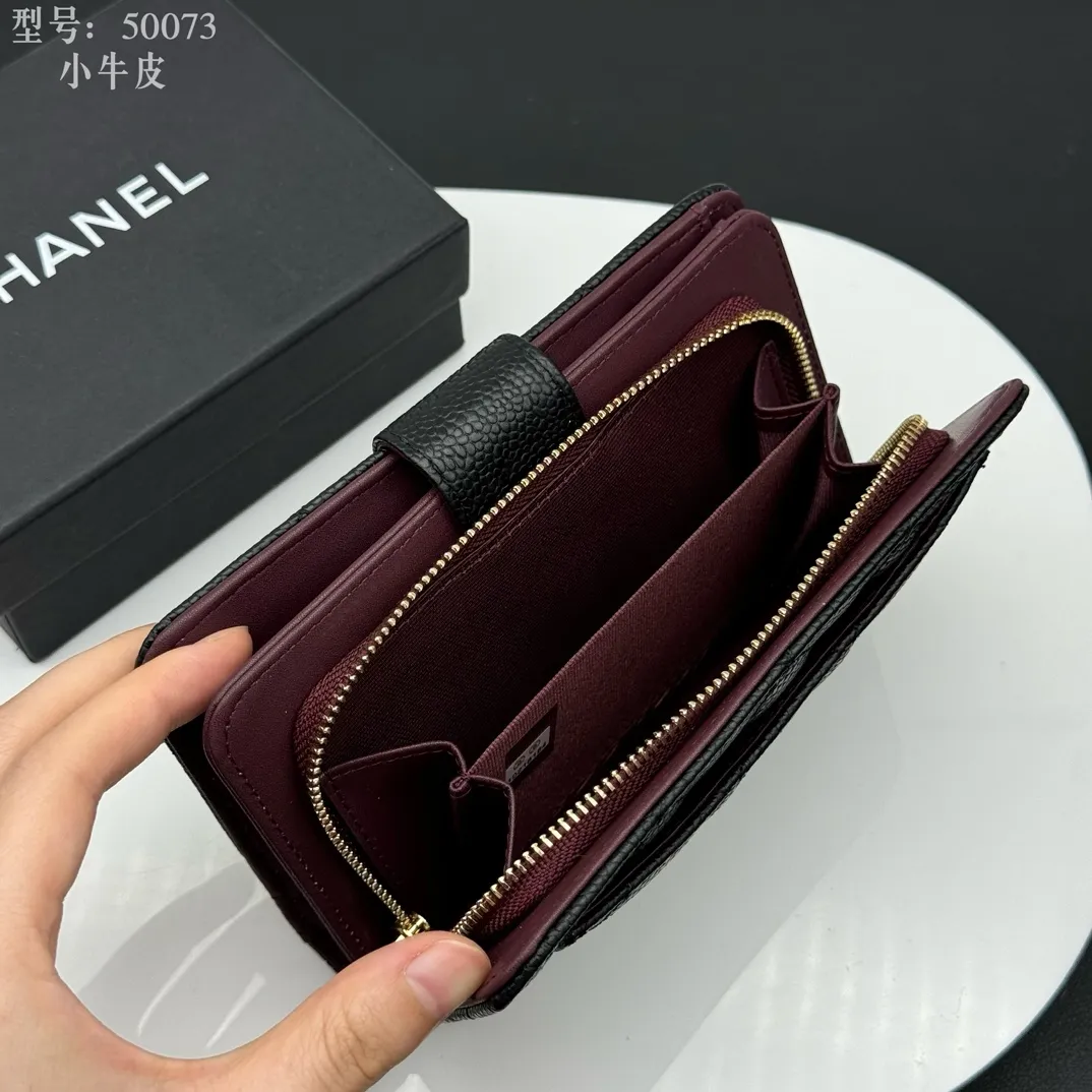 💰210 💎Top quality box 𝑪𝑯𝑨𝑵𝑬𝑳Chanel Caviar/Black Gold 💌 Full cowhide inside and outside Chanel counters The new medium wallet is made of imported caviar cowhide and is made with precision. The exquisite original iconic logo is eye-catching and makes girls irresistible! It has 5 card slots, a zipper bag, large-capacity cash slot, multiple compartments, and the perfect size. Whether it is placed in a large bag or a small bag or held in the palm of your hand, it is eye-catching and hard to put down. It is not only exquisite but also extremely practical! Size: 15x10x3cm Style number: A50073 Caviar Gold