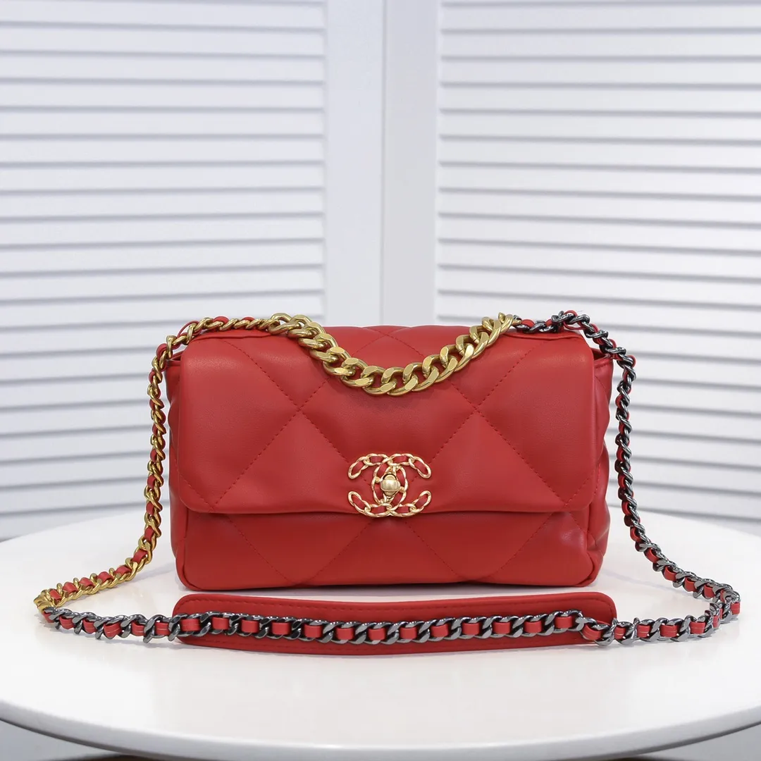 💰370￥Chanel's latest popular model in small red size is now available📣📣Synchronized with counters🤭Imported cowhide🐂feels very soft. The upper body effect is super good, it can be carried by hand, on one shoulder or cross-body, showing the elegance and charm of women. Hurry up and get it. Style number: 9010. Size: 26*16*10cm.
