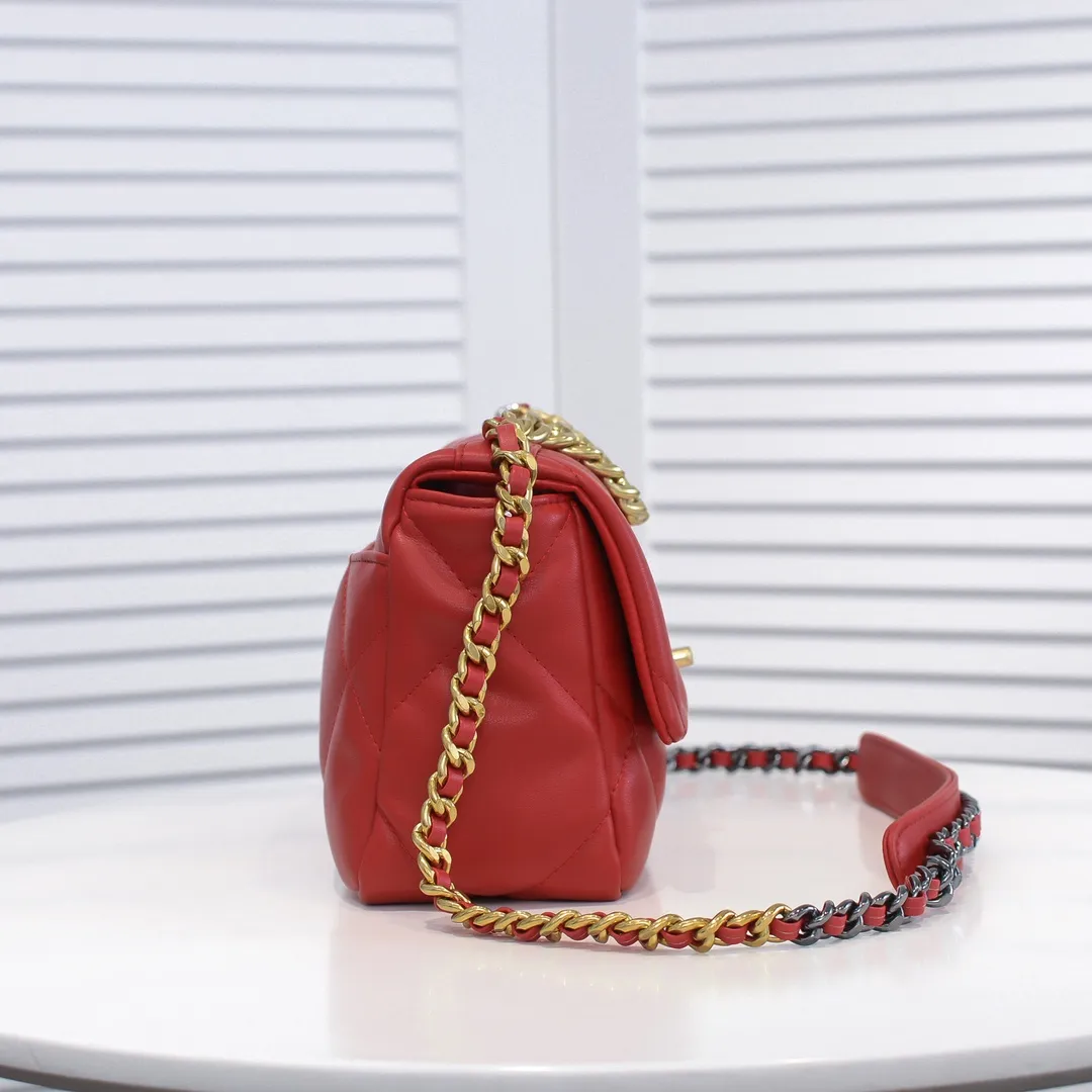 💰370￥Chanel's latest popular model in small red size is now available📣📣Synchronized with counters🤭Imported cowhide🐂feels very soft. The upper body effect is super good, it can be carried by hand, on one shoulder or cross-body, showing the elegance and charm of women. Hurry up and get it. Style number: 9010. Size: 26*16*10cm.