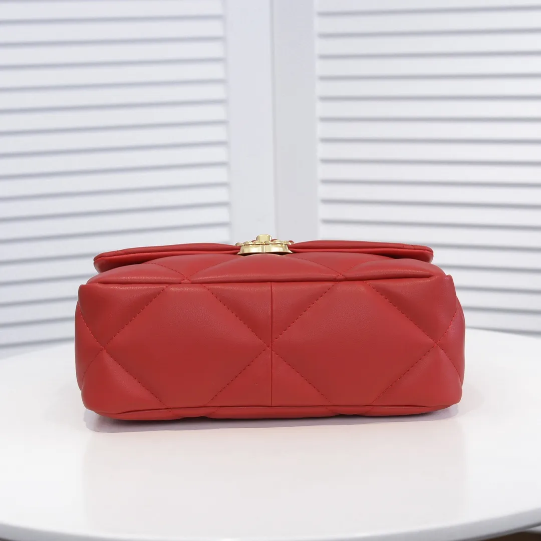 💰370￥Chanel's latest popular model in small red size is now available📣📣Synchronized with counters🤭Imported cowhide🐂feels very soft. The upper body effect is super good, it can be carried by hand, on one shoulder or cross-body, showing the elegance and charm of women. Hurry up and get it. Style number: 9010. Size: 26*16*10cm.