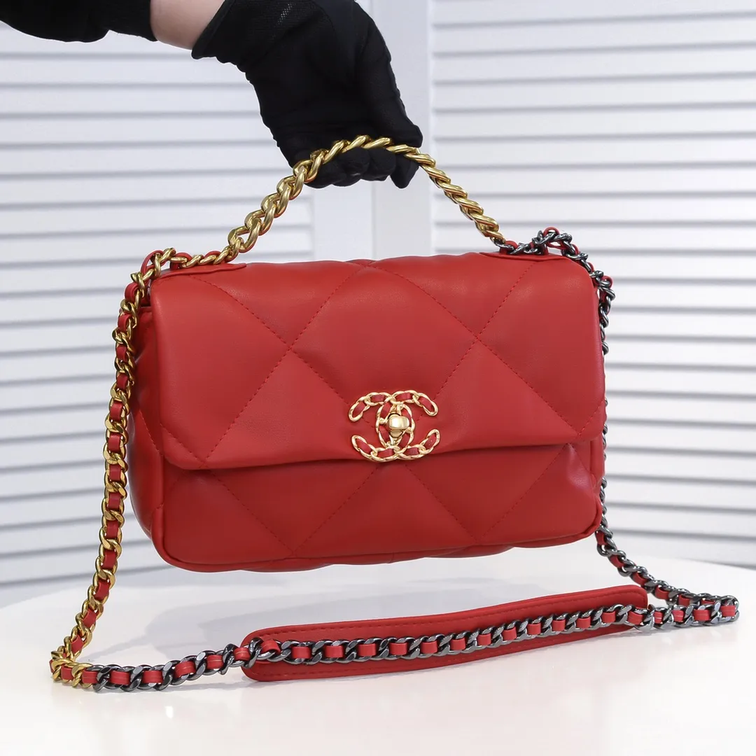 💰370￥Chanel's latest popular model in small red size is now available📣📣Synchronized with counters🤭Imported cowhide🐂feels very soft. The upper body effect is super good, it can be carried by hand, on one shoulder or cross-body, showing the elegance and charm of women. Hurry up and get it. Style number: 9010. Size: 26*16*10cm.