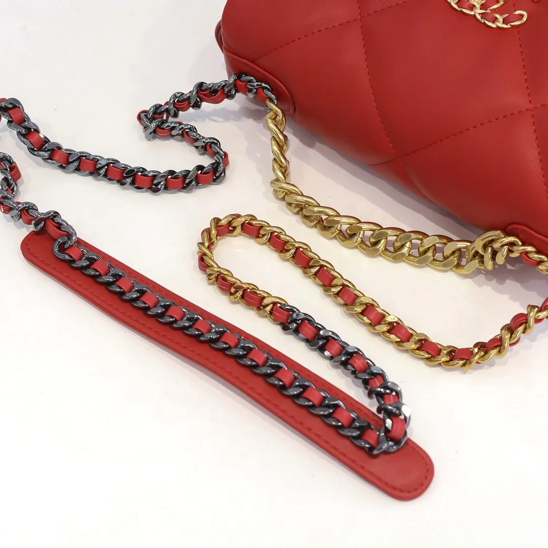 💰370￥Chanel's latest popular model in small red size is now available📣📣Synchronized with counters🤭Imported cowhide🐂feels very soft. The upper body effect is super good, it can be carried by hand, on one shoulder or cross-body, showing the elegance and charm of women. Hurry up and get it. Style number: 9010. Size: 26*16*10cm.