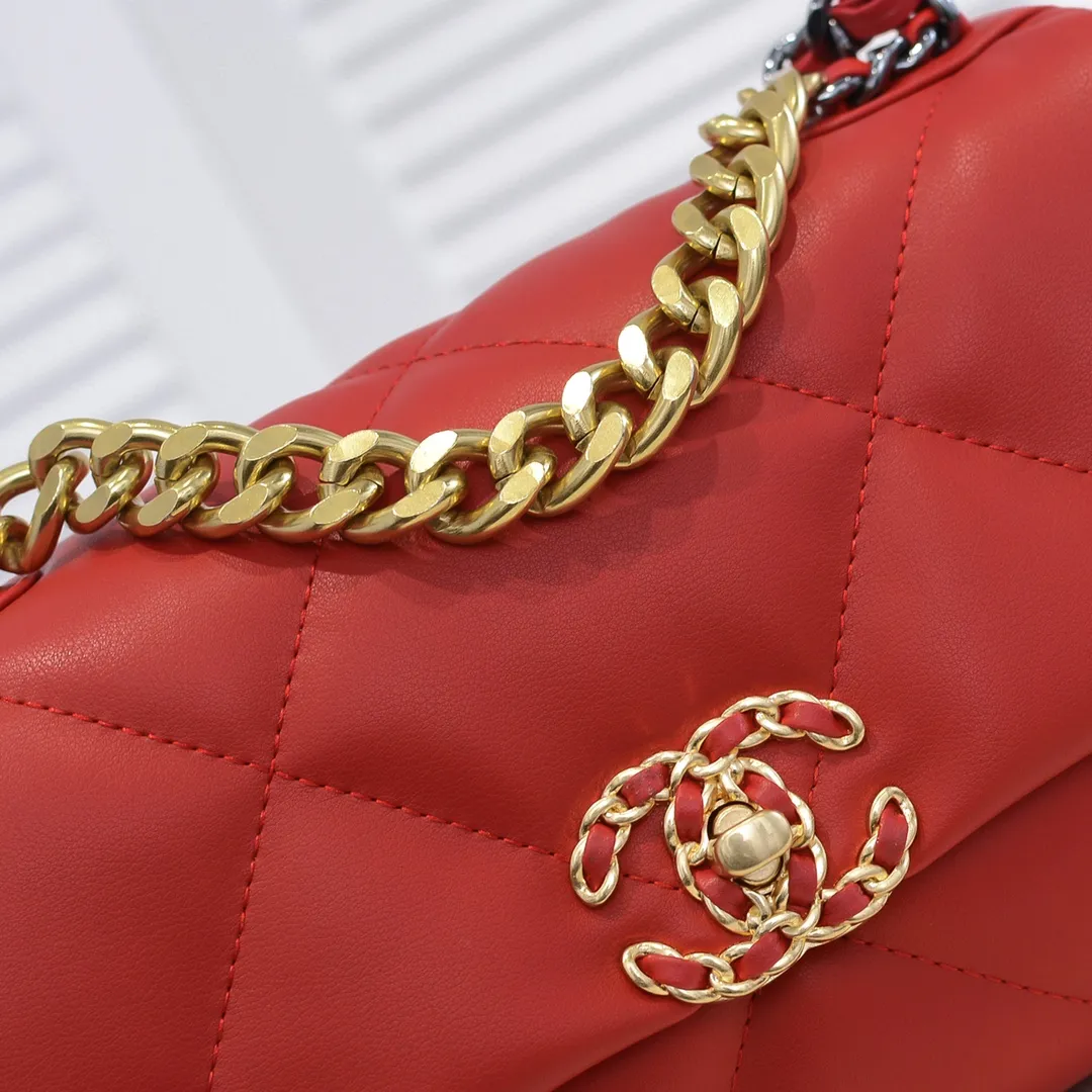 💰370￥Chanel's latest popular model in small red size is now available📣📣Synchronized with counters🤭Imported cowhide🐂feels very soft. The upper body effect is super good, it can be carried by hand, on one shoulder or cross-body, showing the elegance and charm of women. Hurry up and get it. Style number: 9010. Size: 26*16*10cm.