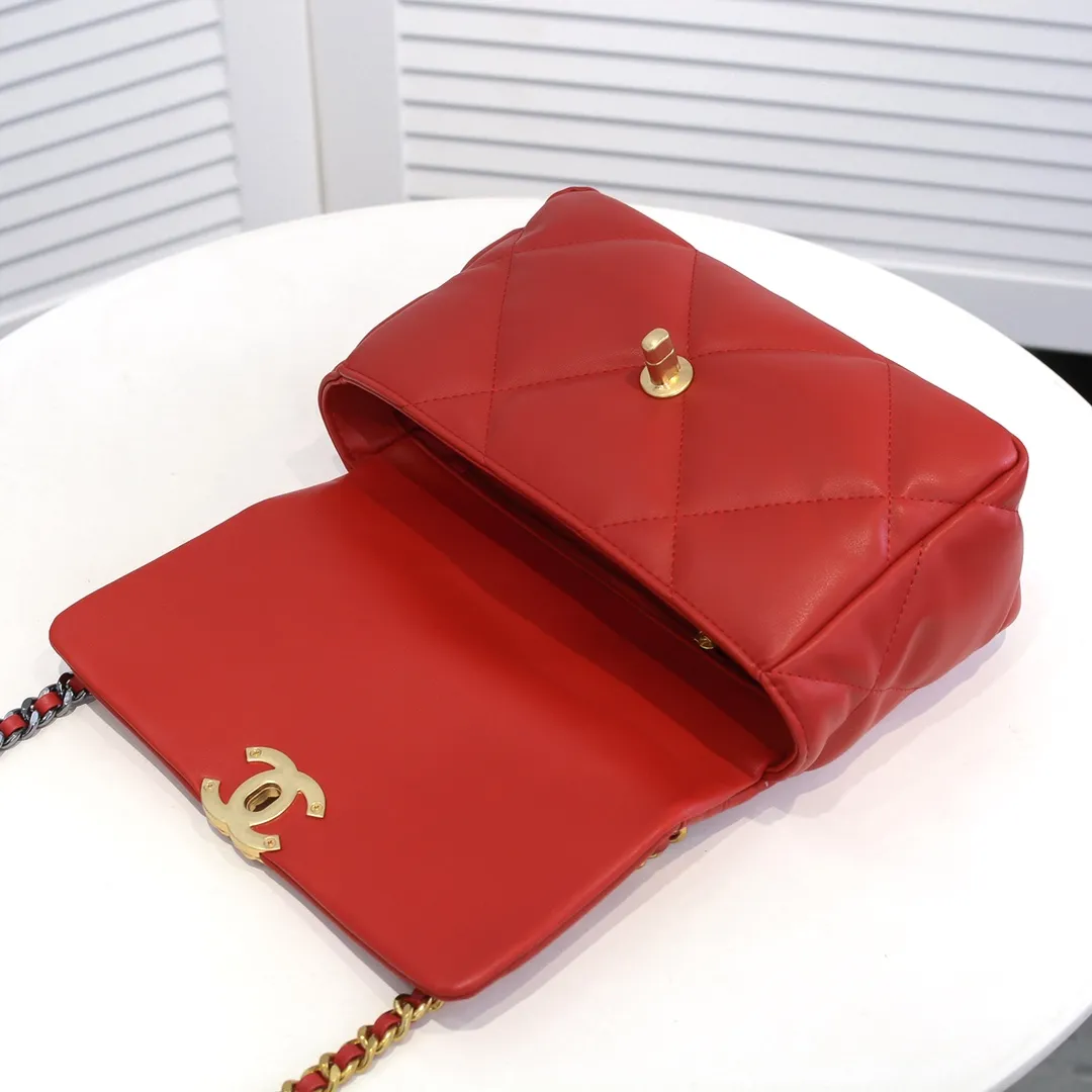 💰370￥Chanel's latest popular model in small red size is now available📣📣Synchronized with counters🤭Imported cowhide🐂feels very soft. The upper body effect is super good, it can be carried by hand, on one shoulder or cross-body, showing the elegance and charm of women. Hurry up and get it. Style number: 9010. Size: 26*16*10cm.