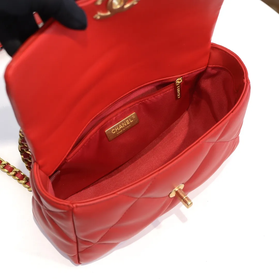 💰370￥Chanel's latest popular model in small red size is now available📣📣Synchronized with counters🤭Imported cowhide🐂feels very soft. The upper body effect is super good, it can be carried by hand, on one shoulder or cross-body, showing the elegance and charm of women. Hurry up and get it. Style number: 9010. Size: 26*16*10cm.