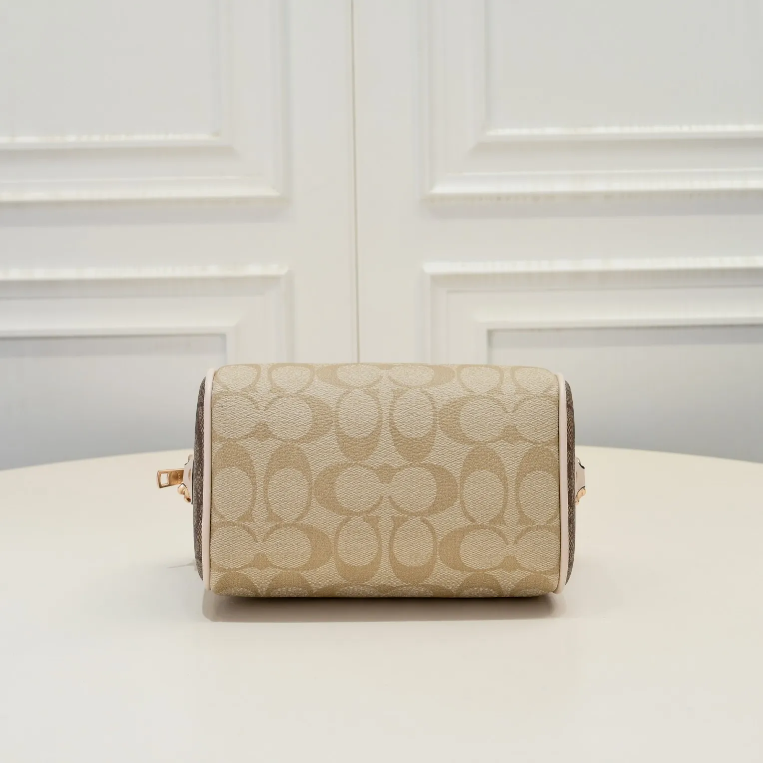 The new Coach small size Boston CR244 milk tea new color is so beautiful and exquisite! Moreover, the Boston bag shape is particularly versatile! The presbyopic color-blocking design is classic and eye-catching! Size:17.5*12*10cm