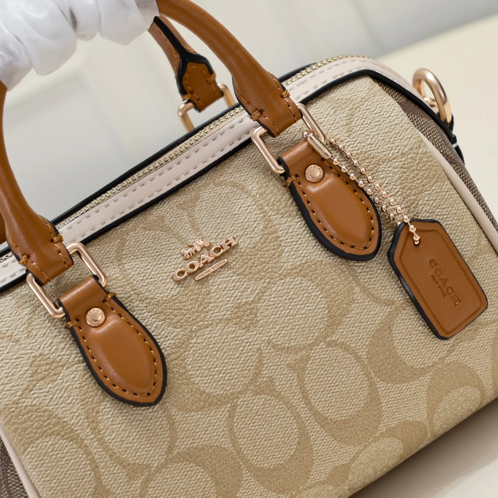 The new Coach small size Boston CR244 milk tea new color is so beautiful and exquisite! Moreover, the Boston bag shape is particularly versatile! The presbyopic color-blocking design is classic and eye-catching! Size:17.5*12*10cm