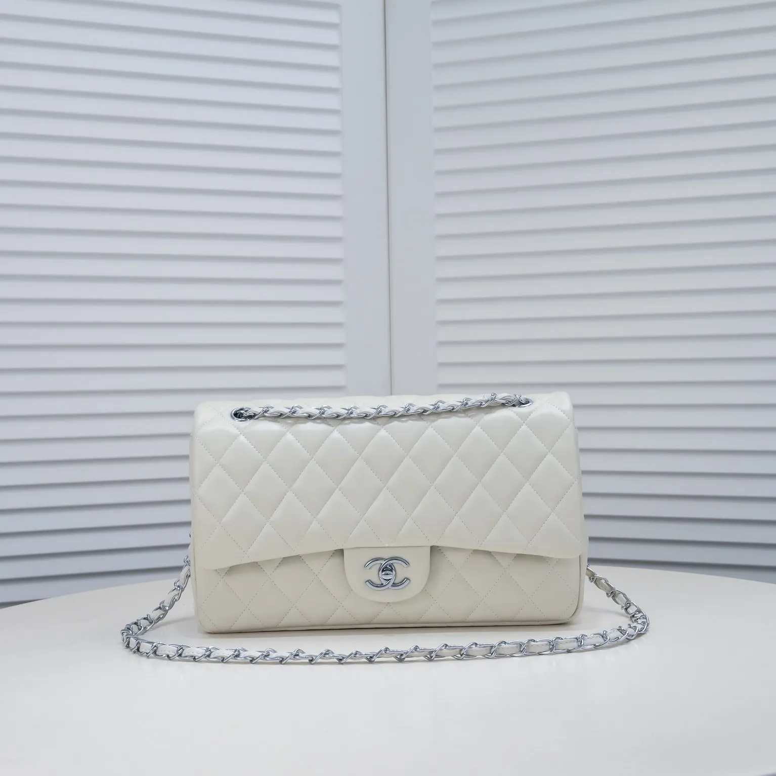 💰460￥ Off-white [color] Chanel [color] century classic, carefully crafted with exquisite workmanship of every stitch and thread, imported sheepskin with original hardware, full diamond pattern 💯The shape of the whole bag is particularly perfect in softness 👍👍😔😔Classic and irresistible, size: 30X18X8cm, style number: 1113