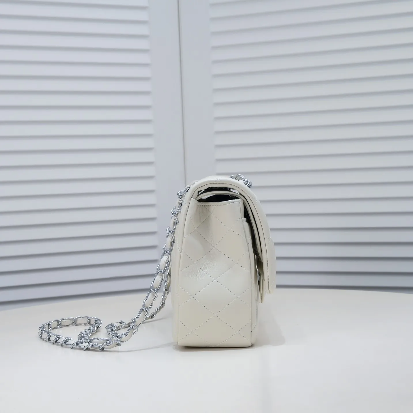 💰460￥ Off-white [color] Chanel [color] century classic, carefully crafted with exquisite workmanship of every stitch and thread, imported sheepskin with original hardware, full diamond pattern 💯The shape of the whole bag is particularly perfect in softness 👍👍😔😔Classic and irresistible, size: 30X18X8cm, style number: 1113