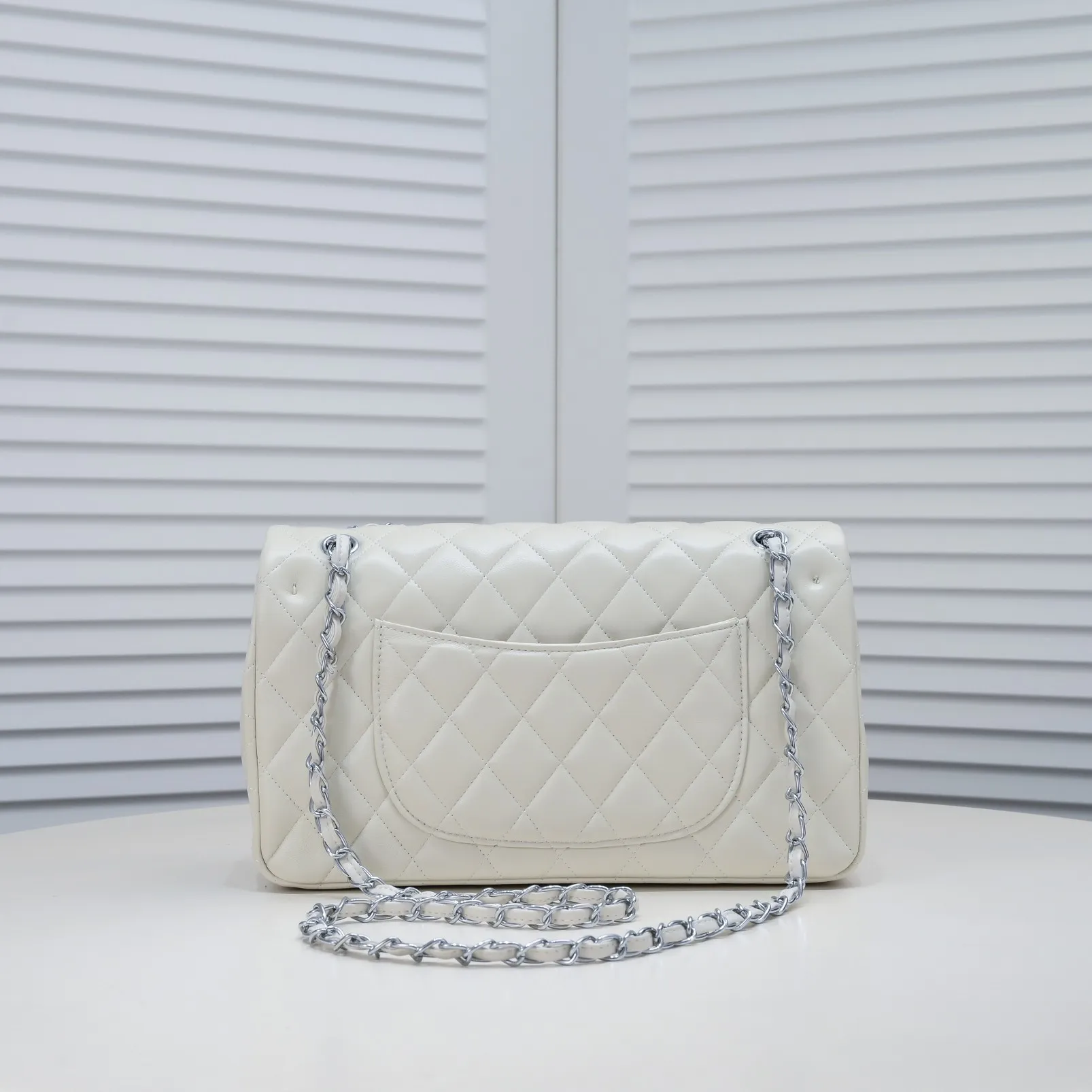 💰460￥ Off-white [color] Chanel [color] century classic, carefully crafted with exquisite workmanship of every stitch and thread, imported sheepskin with original hardware, full diamond pattern 💯The shape of the whole bag is particularly perfect in softness 👍👍😔😔Classic and irresistible, size: 30X18X8cm, style number: 1113