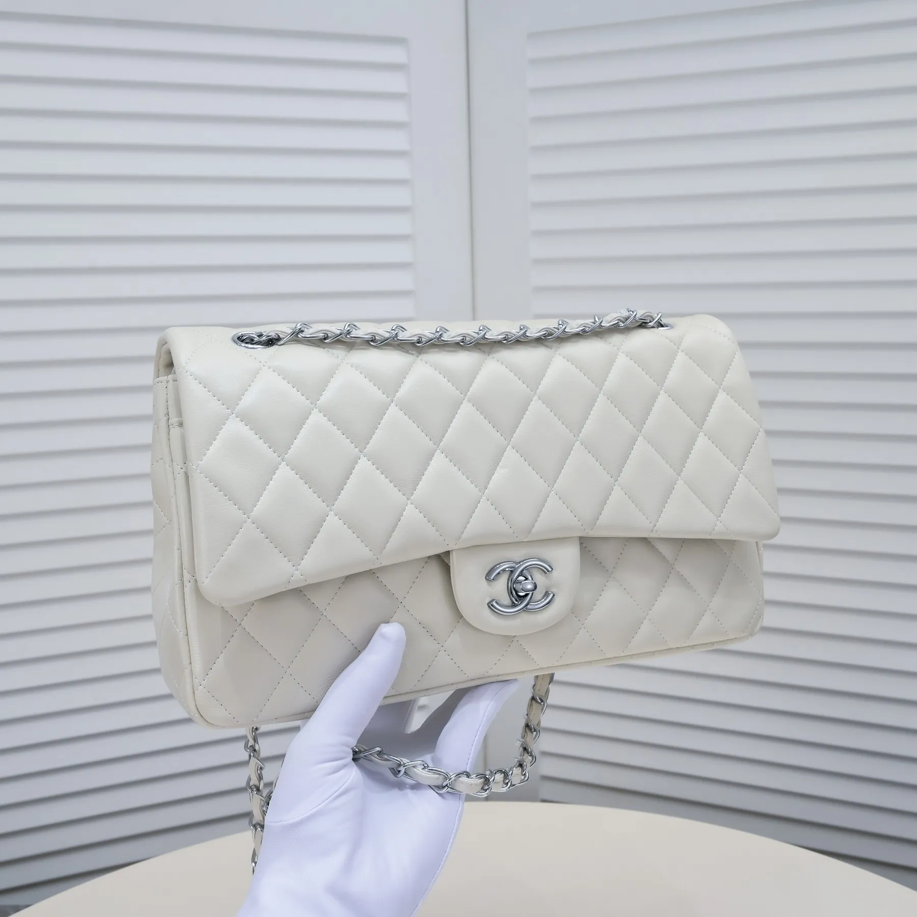 💰460￥ Off-white [color] Chanel [color] century classic, carefully crafted with exquisite workmanship of every stitch and thread, imported sheepskin with original hardware, full diamond pattern 💯The shape of the whole bag is particularly perfect in softness 👍👍😔😔Classic and irresistible, size: 30X18X8cm, style number: 1113