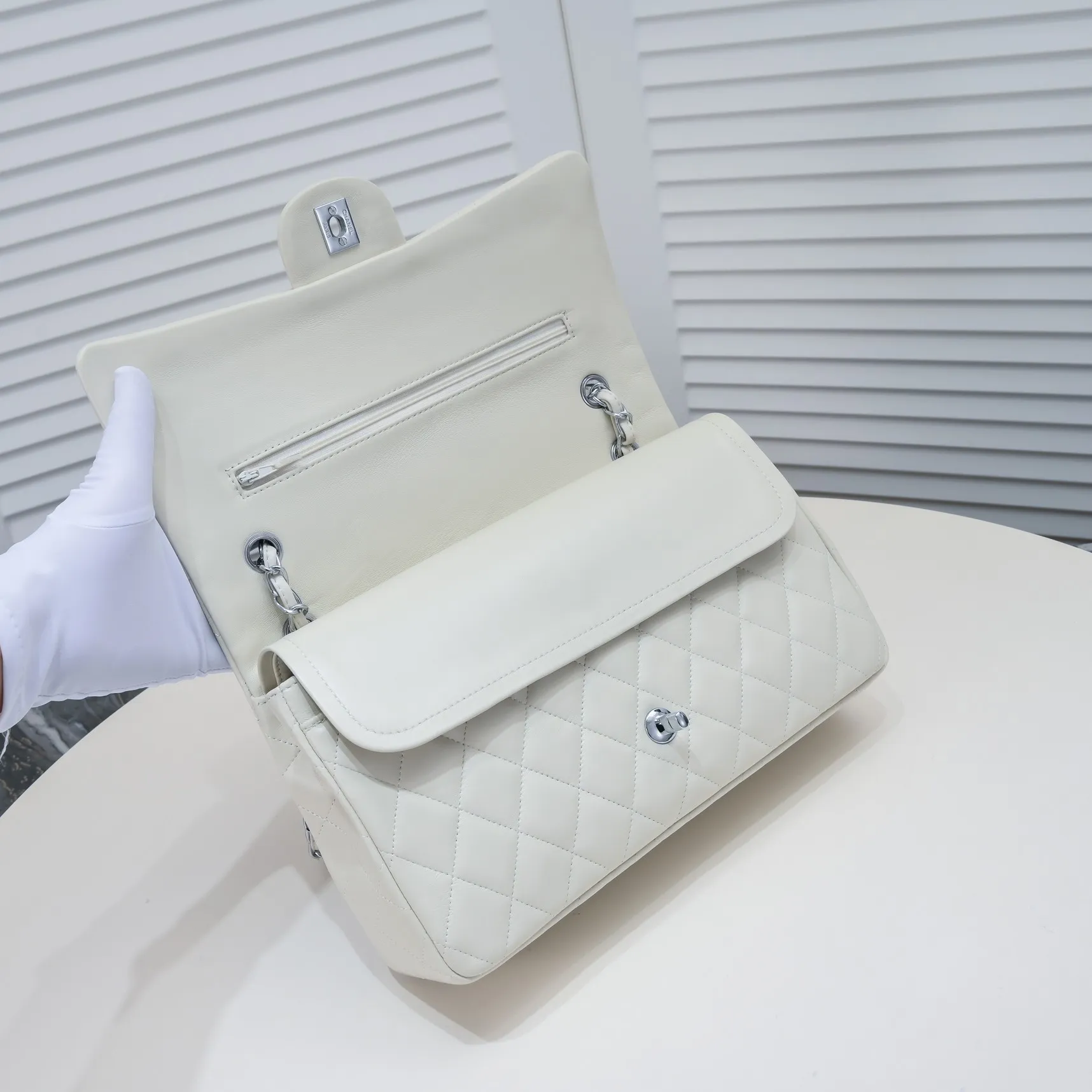 💰460￥ Off-white [color] Chanel [color] century classic, carefully crafted with exquisite workmanship of every stitch and thread, imported sheepskin with original hardware, full diamond pattern 💯The shape of the whole bag is particularly perfect in softness 👍👍😔😔Classic and irresistible, size: 30X18X8cm, style number: 1113