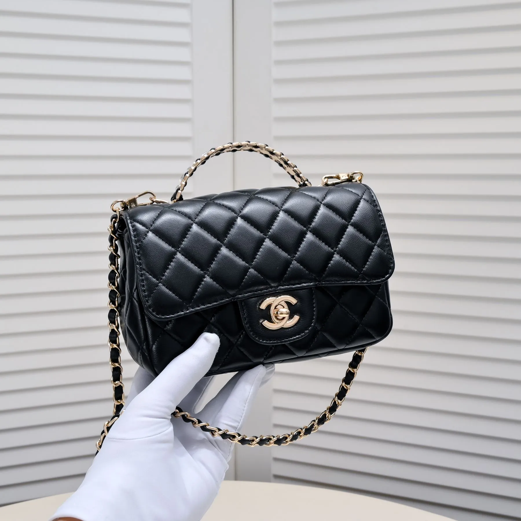 💰360￥Small size🦋Chanel🖤Get the 23A diamond handle cfmini in advance💎 The most important season of the year, the handicraft workshop originally released new products in June, but unexpectedly they quietly released them in May🦢 The most promising one this season is hard to get💓 I have purchased 2 sizes. The handle is made of leather and metal with diamonds💗 🖤The diamond handle is so beautiful, no girl wouldn’t love it🎗️Model number: 9104 Small size: 18*13*6.5cm
