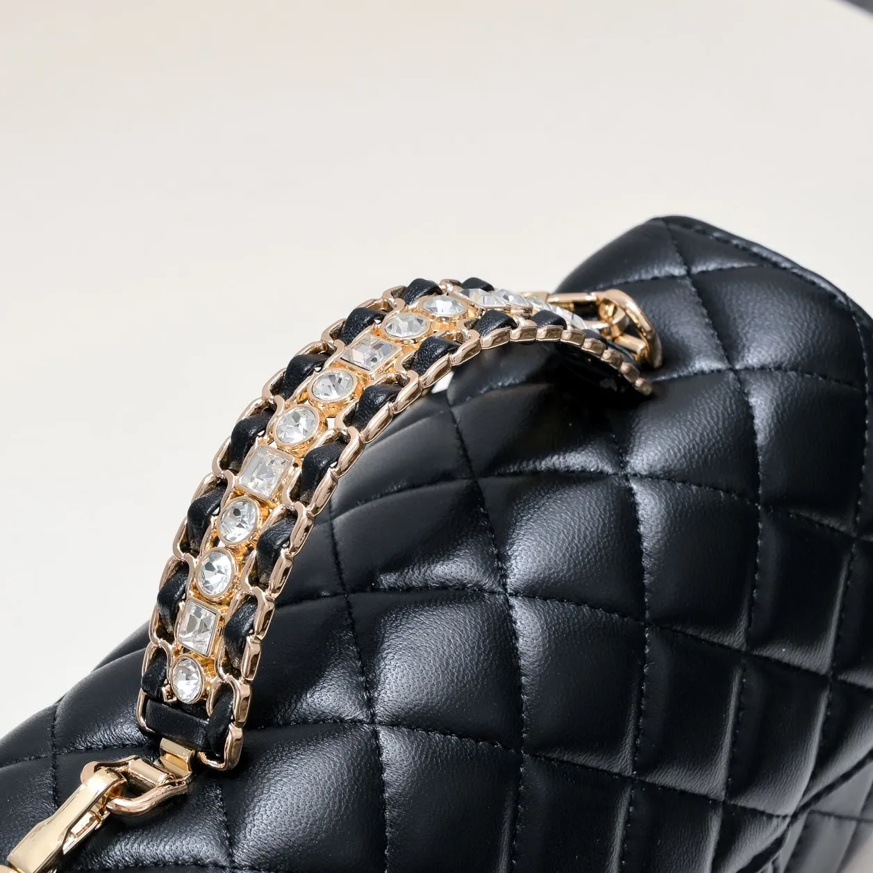 💰360￥Small size🦋Chanel🖤Get the 23A diamond handle cfmini in advance💎 The most important season of the year, the handicraft workshop originally released new products in June, but unexpectedly they quietly released them in May🦢 The most promising one this season is hard to get💓 I have purchased 2 sizes. The handle is made of leather and metal with diamonds💗 🖤The diamond handle is so beautiful, no girl wouldn’t love it🎗️Model number: 9104 Small size: 18*13*6.5cm