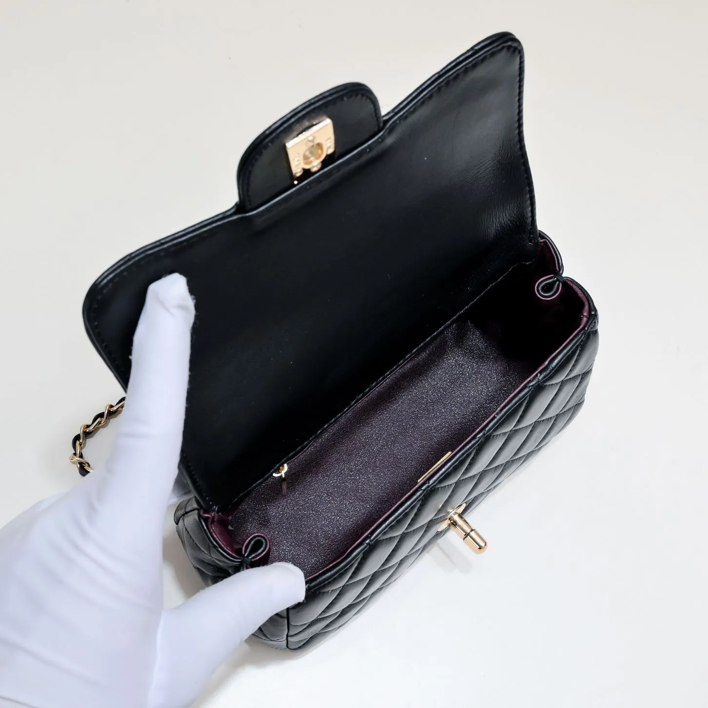 💰360￥Small size🦋Chanel🖤Get the 23A diamond handle cfmini in advance💎 The most important season of the year, the handicraft workshop originally released new products in June, but unexpectedly they quietly released them in May🦢 The most promising one this season is hard to get💓 I have purchased 2 sizes. The handle is made of leather and metal with diamonds💗 🖤The diamond handle is so beautiful, no girl wouldn’t love it🎗️Model number: 9104 Small size: 18*13*6.5cm