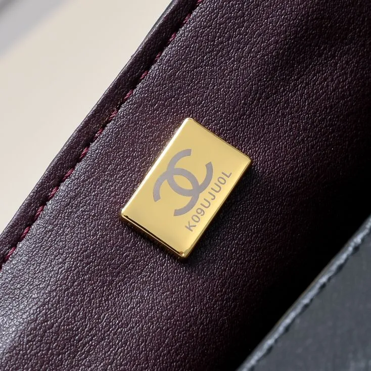 💰360￥Small size🦋Chanel🖤Get the 23A diamond handle cfmini in advance💎 The most important season of the year, the handicraft workshop originally released new products in June, but unexpectedly they quietly released them in May🦢 The most promising one this season is hard to get💓 I have purchased 2 sizes. The handle is made of leather and metal with diamonds💗 🖤The diamond handle is so beautiful, no girl wouldn’t love it🎗️Model number: 9104 Small size: 18*13*6.5cm