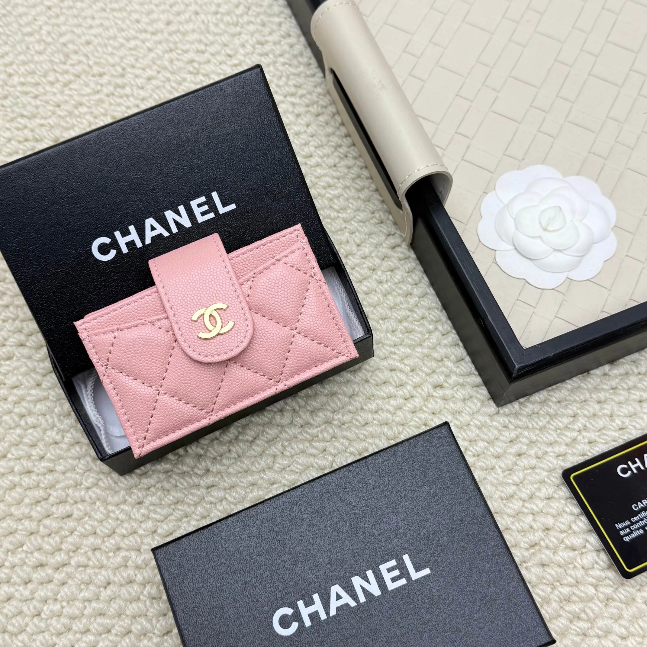 💰130 CHANEL Caviar Sheepskin Accord Card Holder, this card holder is different from ordinary card holders, with an accordion design [色色R], you can easily see each card without having to pull it out. The entire card holder has a total of six card slots, four of which can hold many cards😘😘😘 It is so beautiful, Xiangxiang is really good at designing this card holder, number AT600. Dimensions: Width 10*Height 6*Thickness 2