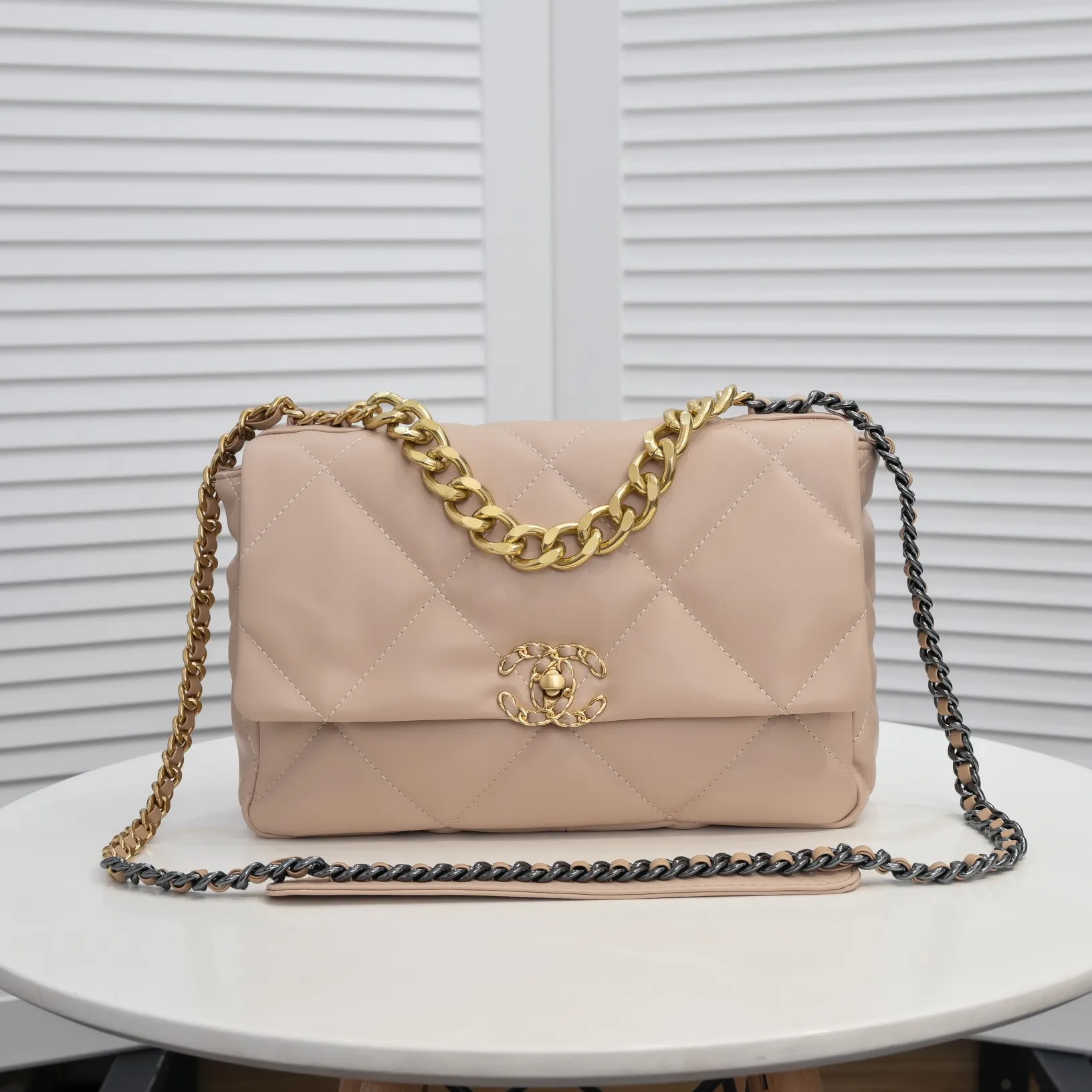 💰410￥Chanel’s latest hot model in apricot medium size has been shipped📣📣Synchronized with counters🤭Imported cowhide🐂feels very soft. The upper body effect is super good, it can be carried by hand, on one shoulder or cross-body, showing the elegance and charm of women. Hurry up and get it. Style number: 9011. Size: 30*20*12cm.