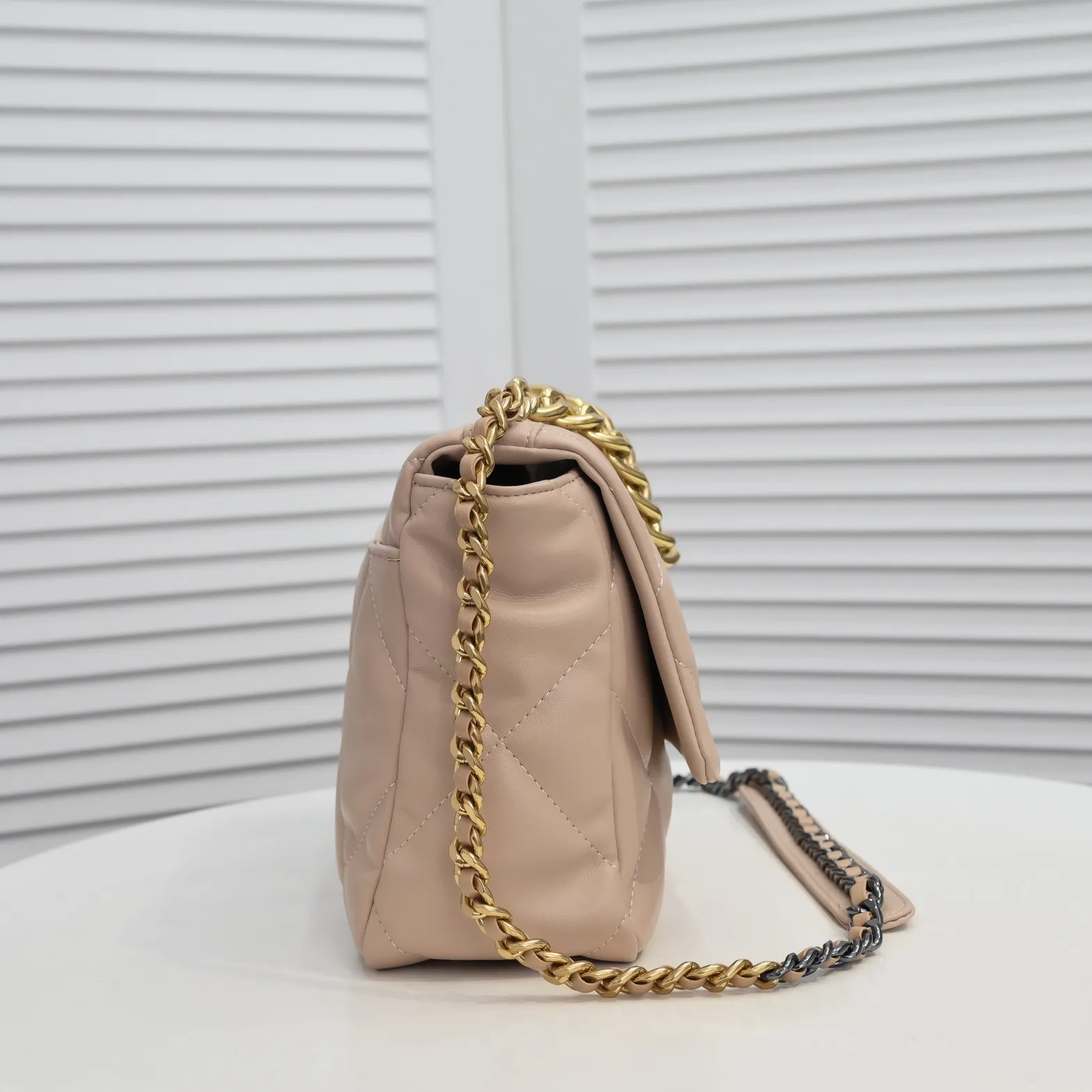 💰410￥Chanel’s latest hot model in apricot medium size has been shipped📣📣Synchronized with counters🤭Imported cowhide🐂feels very soft. The upper body effect is super good, it can be carried by hand, on one shoulder or cross-body, showing the elegance and charm of women. Hurry up and get it. Style number: 9011. Size: 30*20*12cm.
