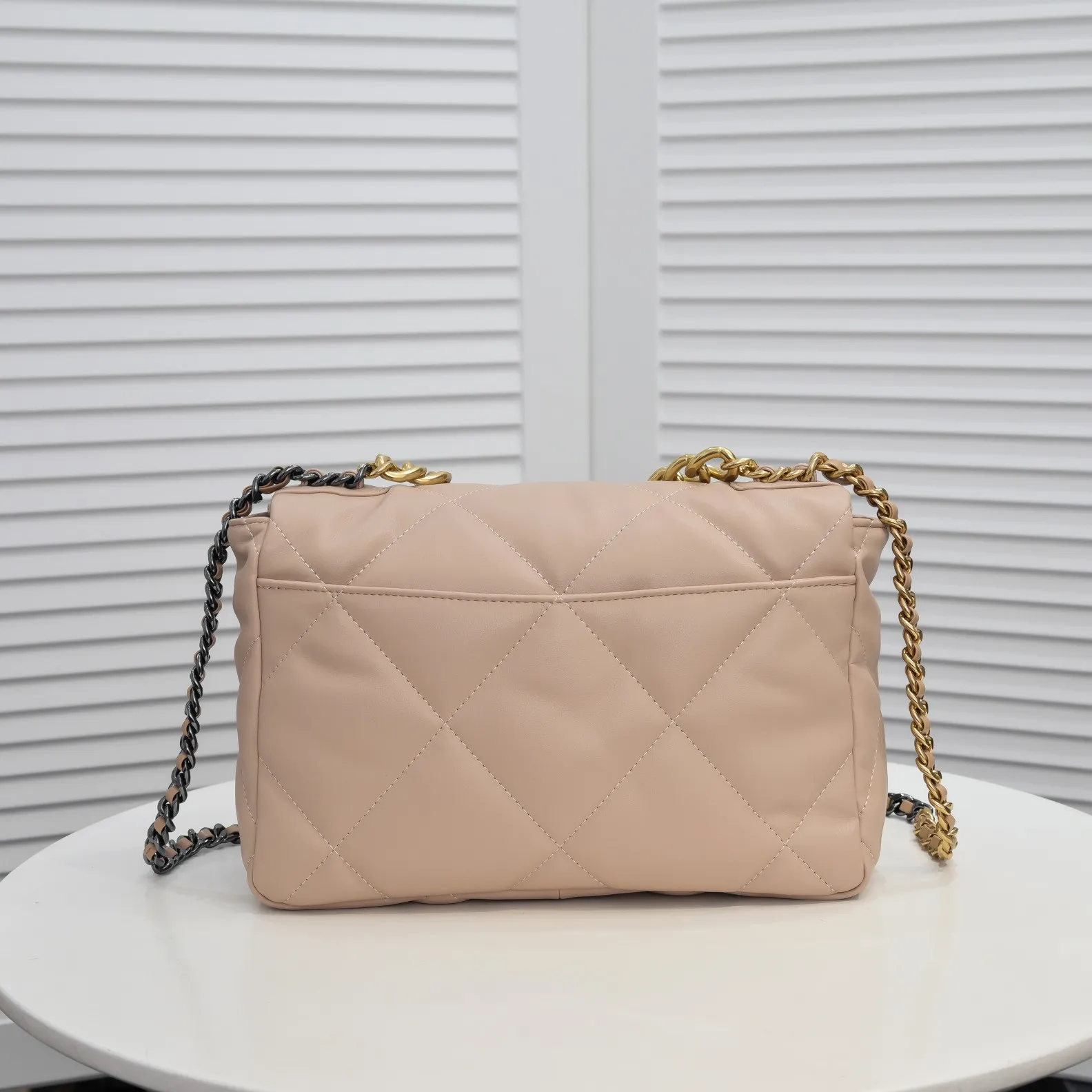 💰410￥Chanel’s latest hot model in apricot medium size has been shipped📣📣Synchronized with counters🤭Imported cowhide🐂feels very soft. The upper body effect is super good, it can be carried by hand, on one shoulder or cross-body, showing the elegance and charm of women. Hurry up and get it. Style number: 9011. Size: 30*20*12cm.