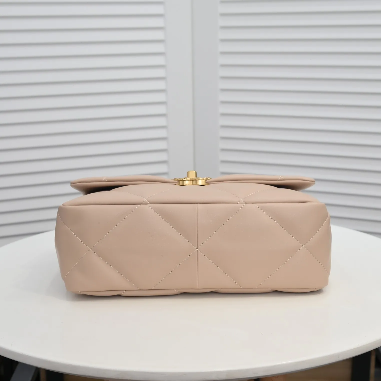 💰410￥Chanel’s latest hot model in apricot medium size has been shipped📣📣Synchronized with counters🤭Imported cowhide🐂feels very soft. The upper body effect is super good, it can be carried by hand, on one shoulder or cross-body, showing the elegance and charm of women. Hurry up and get it. Style number: 9011. Size: 30*20*12cm.