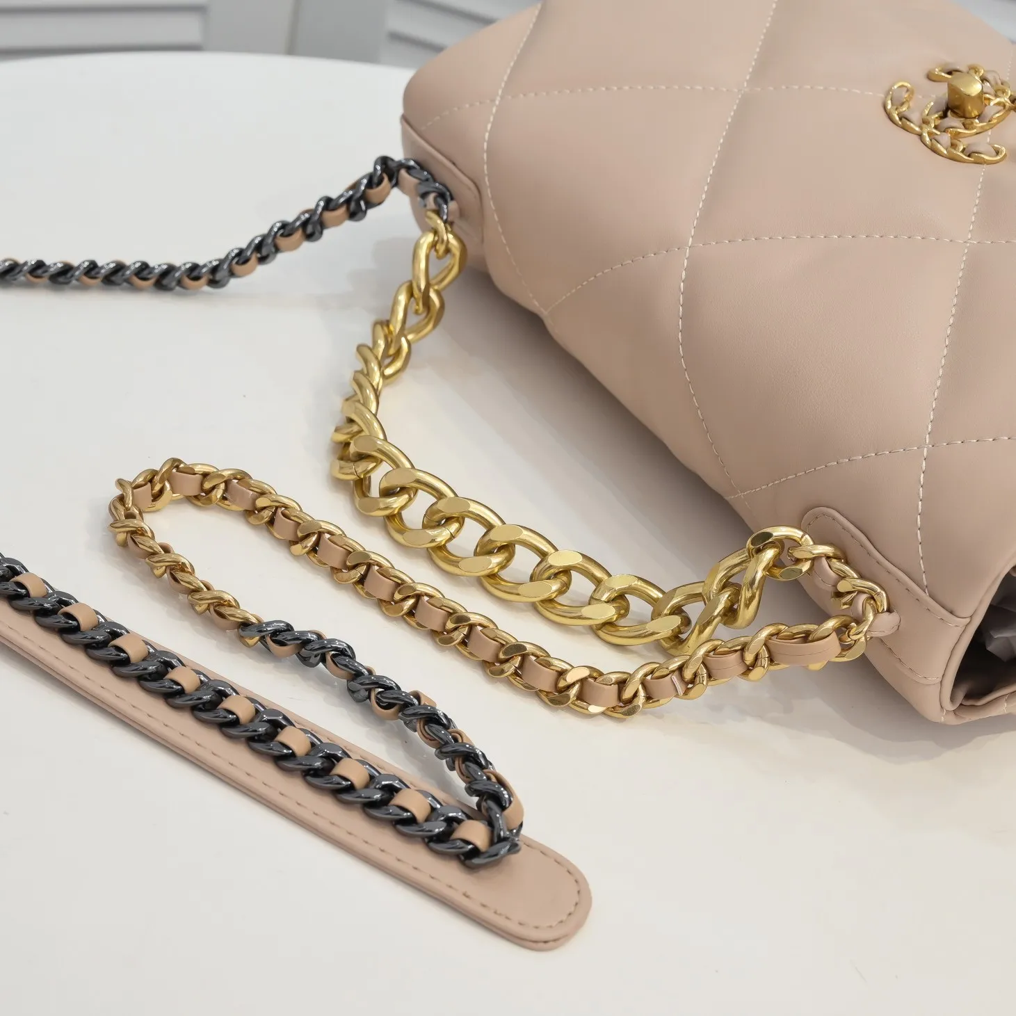 💰410￥Chanel’s latest hot model in apricot medium size has been shipped📣📣Synchronized with counters🤭Imported cowhide🐂feels very soft. The upper body effect is super good, it can be carried by hand, on one shoulder or cross-body, showing the elegance and charm of women. Hurry up and get it. Style number: 9011. Size: 30*20*12cm.